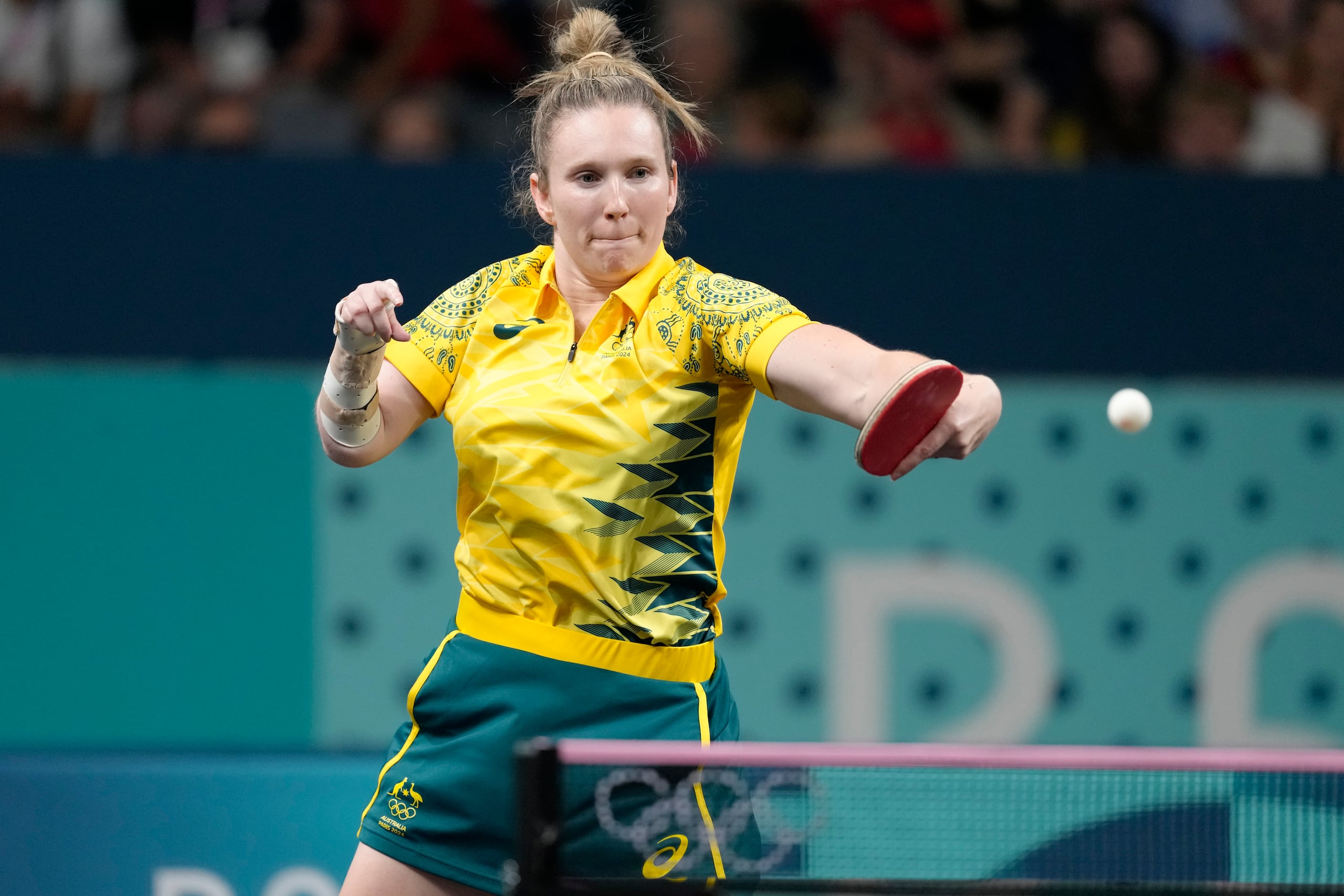 La australiana Melissa Tapper juega contra la surcoreana Shin Yubin en el tenis de mesa de los Juegos Olímpicos de París, el lunes 29 de julio de 2024. (AP Foto/Petros Giannakouris)