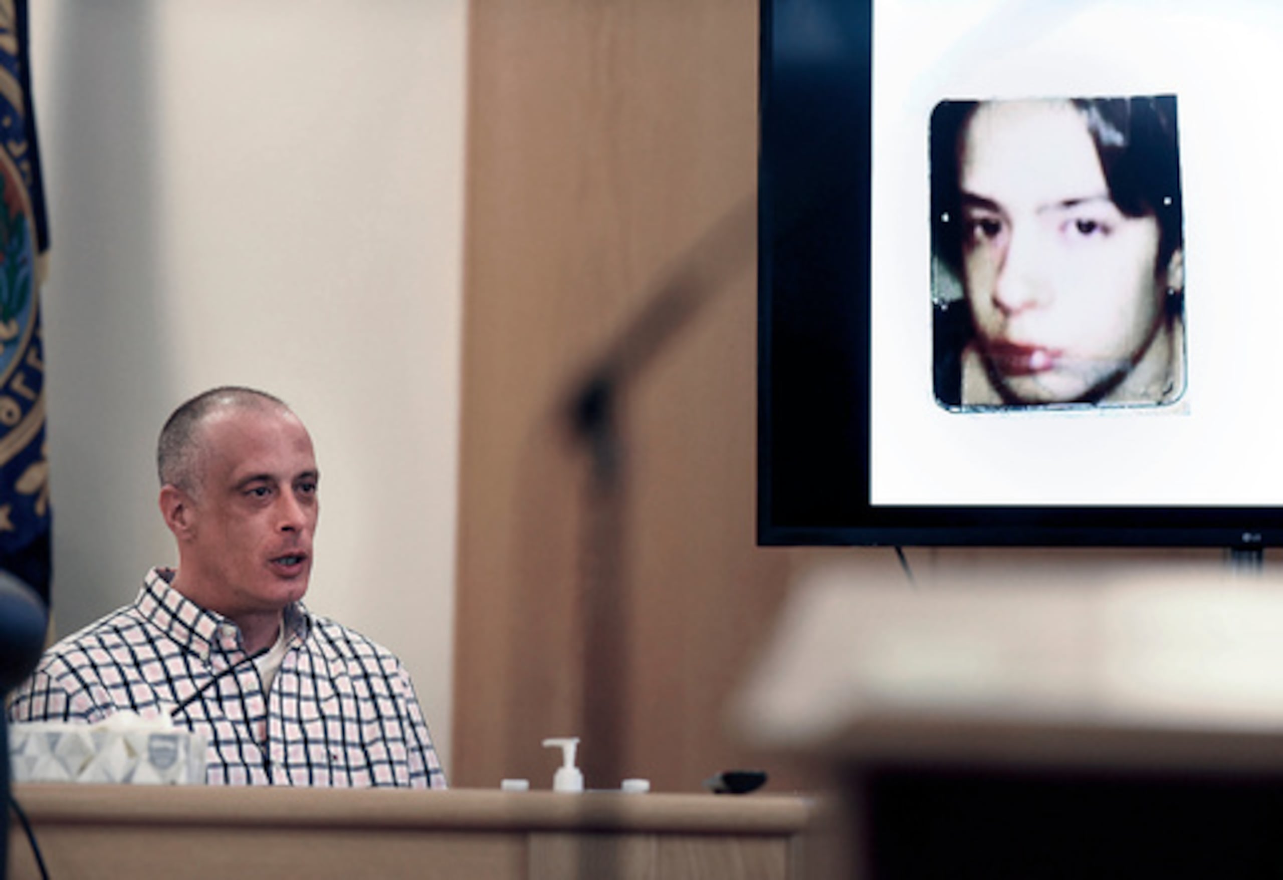 ARCHIVO - Centro de Desarrollo Juvenil. El demandante David Meehan declara mientras se muestra su foto de ingreso, tomada cuando tenía 14 años, durante su juicio civil en el Tribunal Superior del condado de Rockingham, en Brentwood (Nuevo Hampshire), el 17 de abril de 2024. (David Lane/Union Leader vía AP, Pool, archivo)