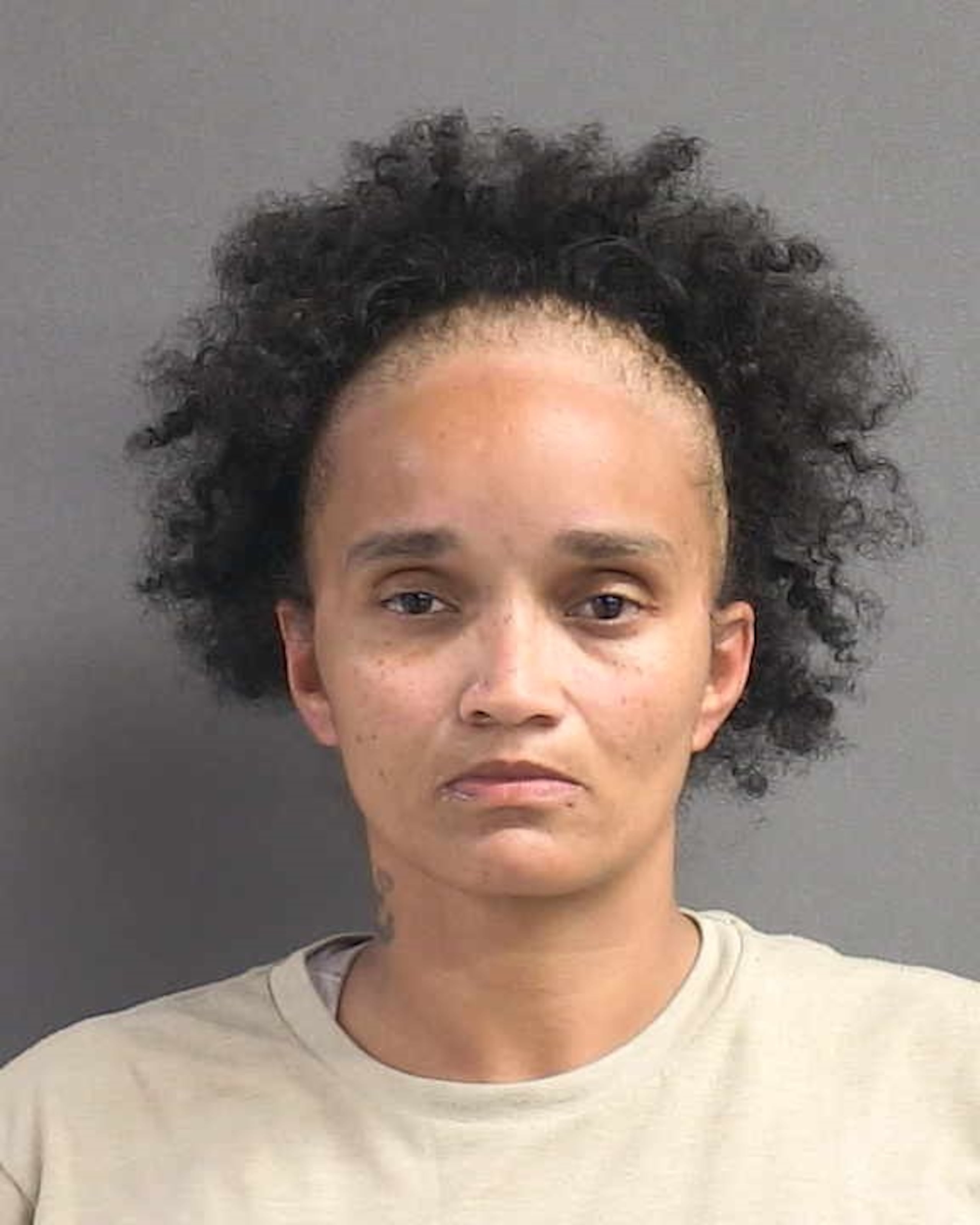 Ficha de la imputada, Tameka Hall.