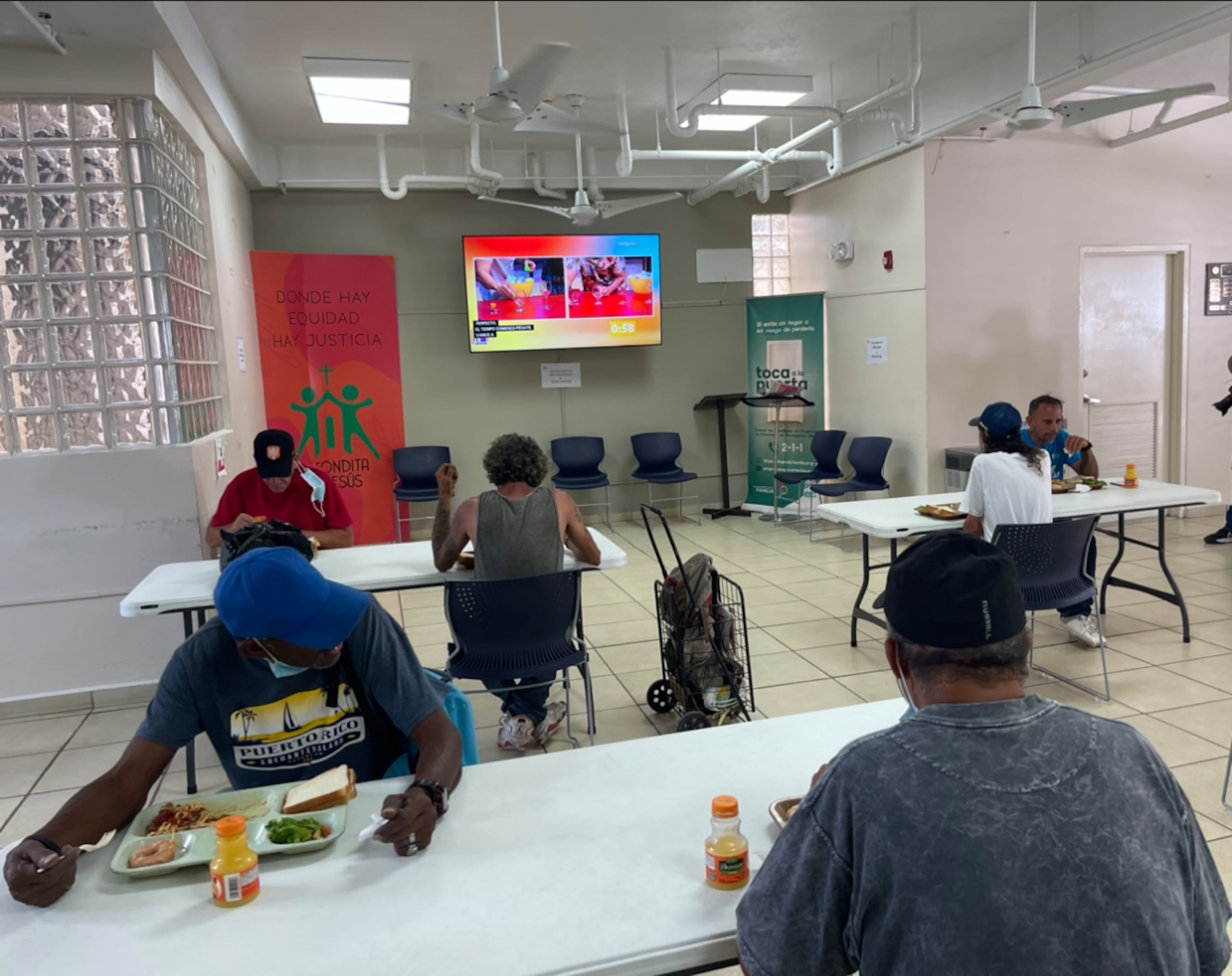 Como medida cautelar, además de alimentos y agua, también se les provee a los participantes bloqueadores solares, así como cremas hidratantes para el cuerpo y otros productos para proteger la piel.