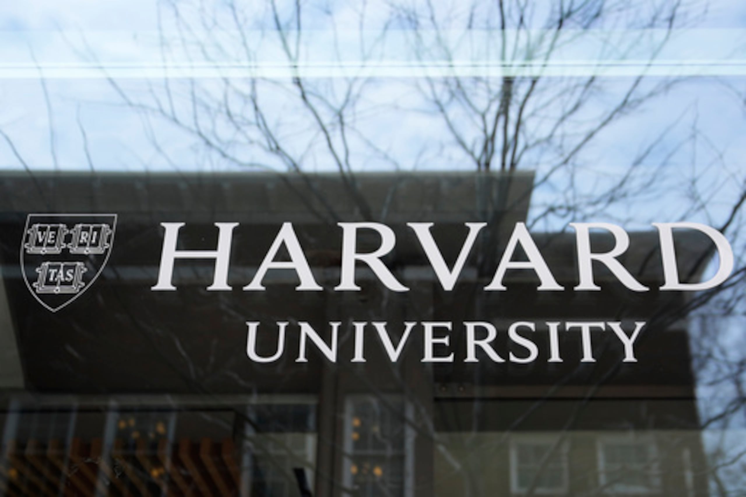 El logo de Harvard University en un edificio de la universidad en Cambridge, Massachusetts.