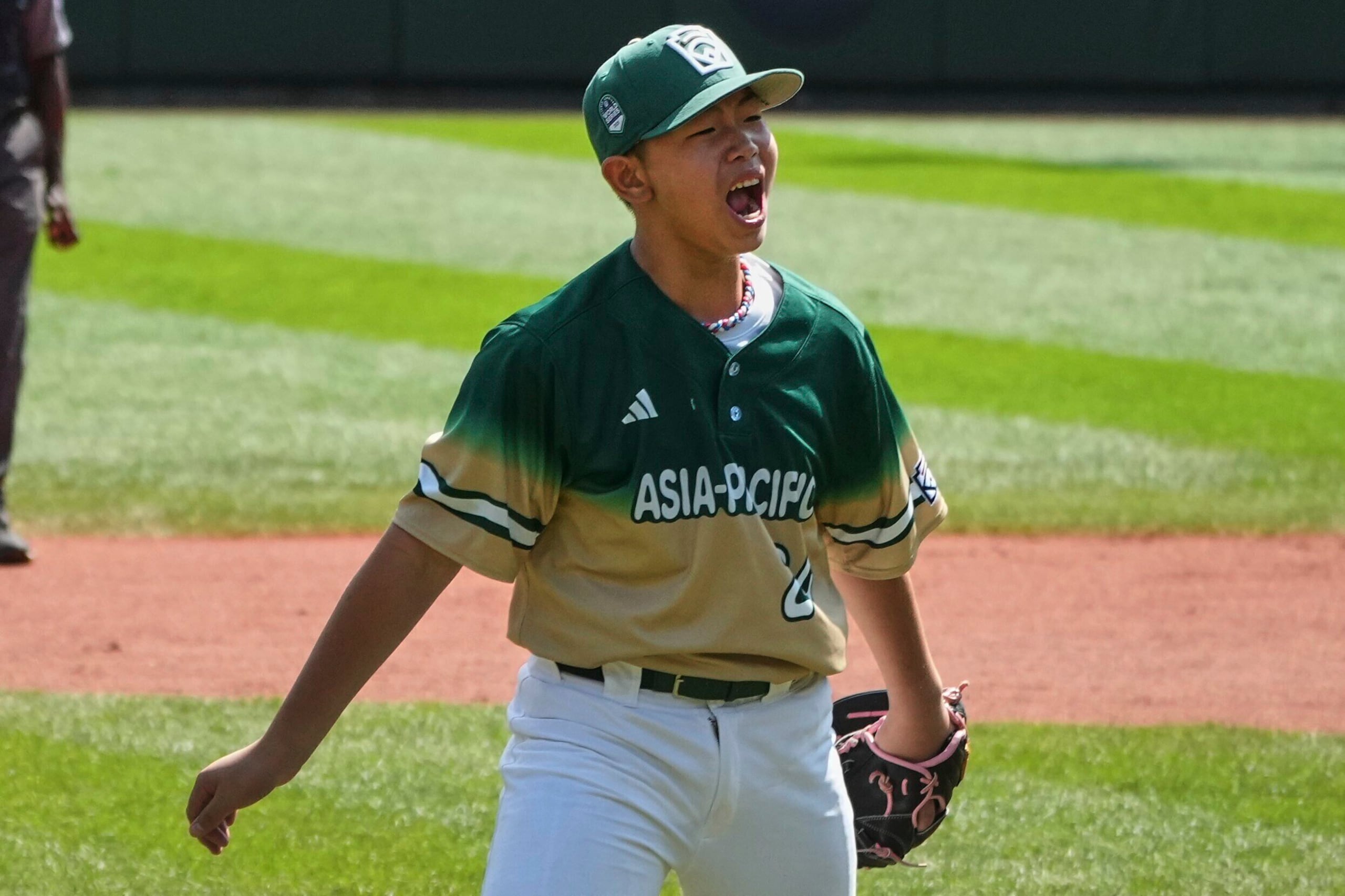 El taiwanés Chen Qi-Sheng (24) celebra después de conseguir el último out del juego de béisbol del Campeonato Internacional contra Aruba en el torneo de la Serie Mundial de las Pequeñas Ligas en South Williamsport, Pensilvania.