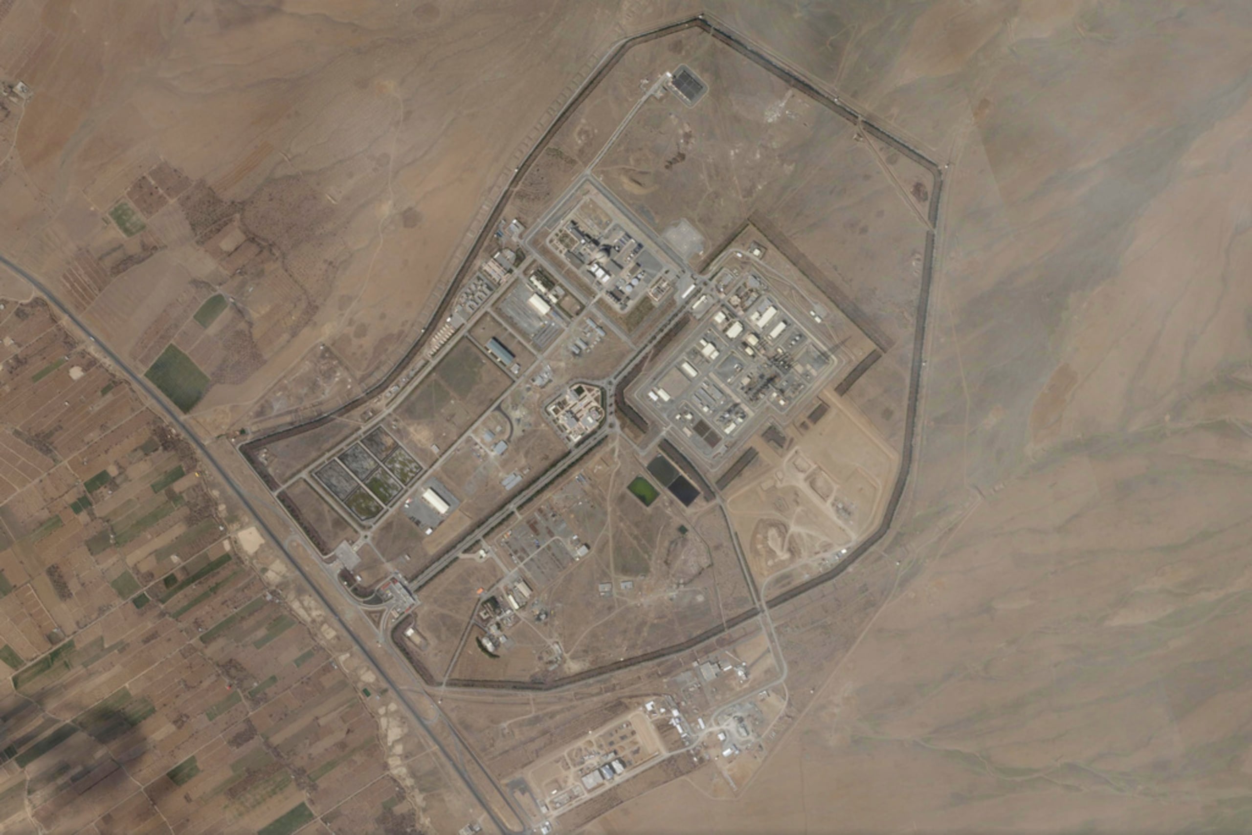Esta foto satelital de Planet Labs PBC muestra el reactor de agua pesada de Arak en Irán el 20 de marzo de 2025.