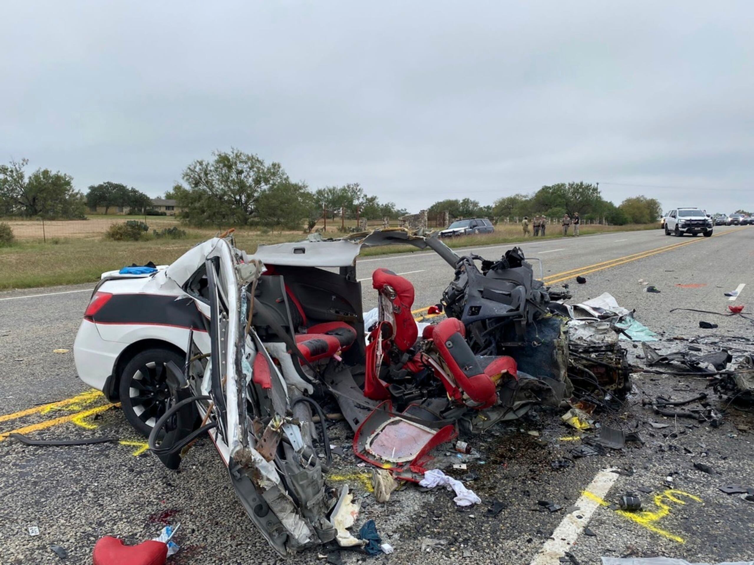 Vehículo destrozado luego del brutal accidente el miércoles, cerca de Batesville, Texas.