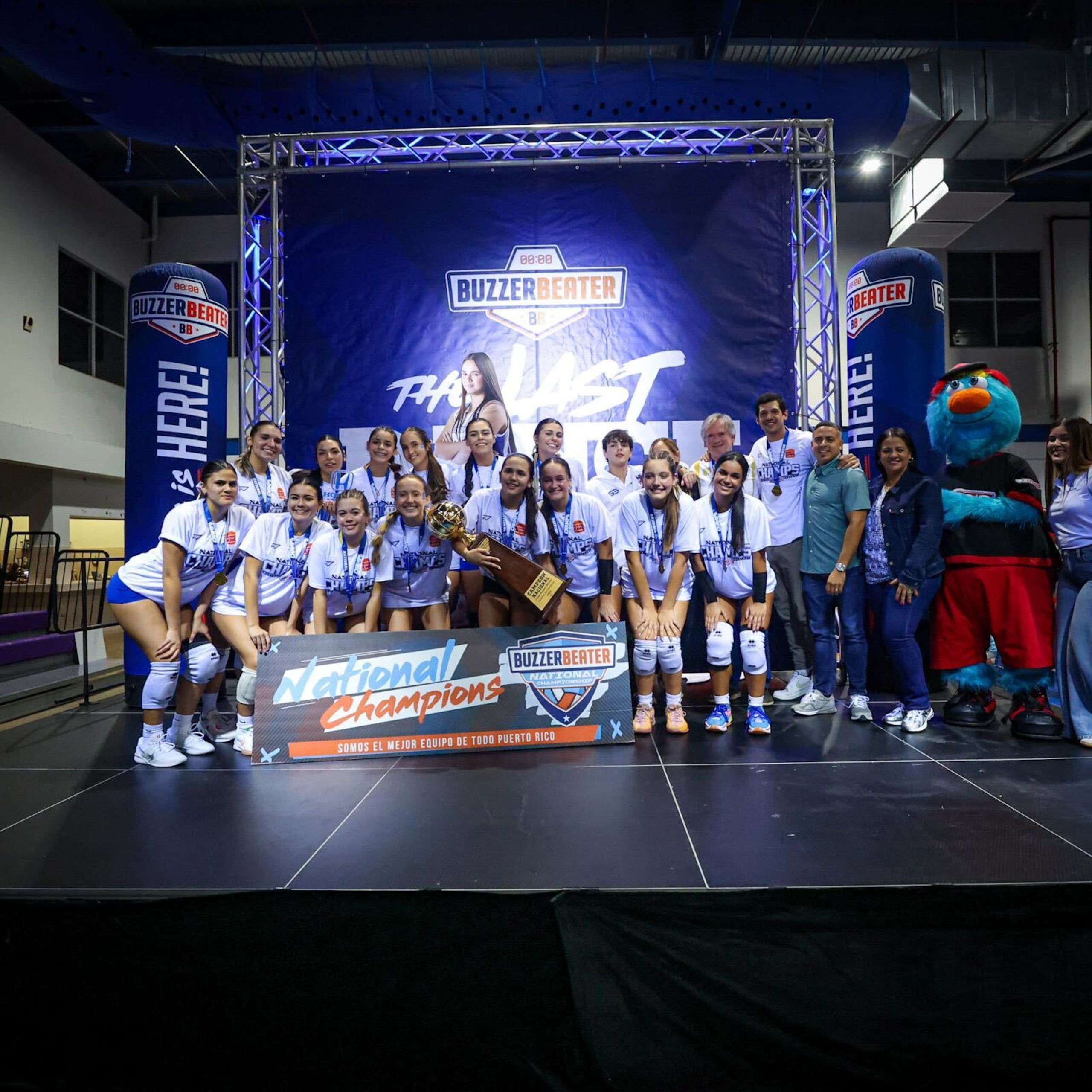 Las jugadoras del Colegio Notre Dame posan con la Copa Buzzer Beater.