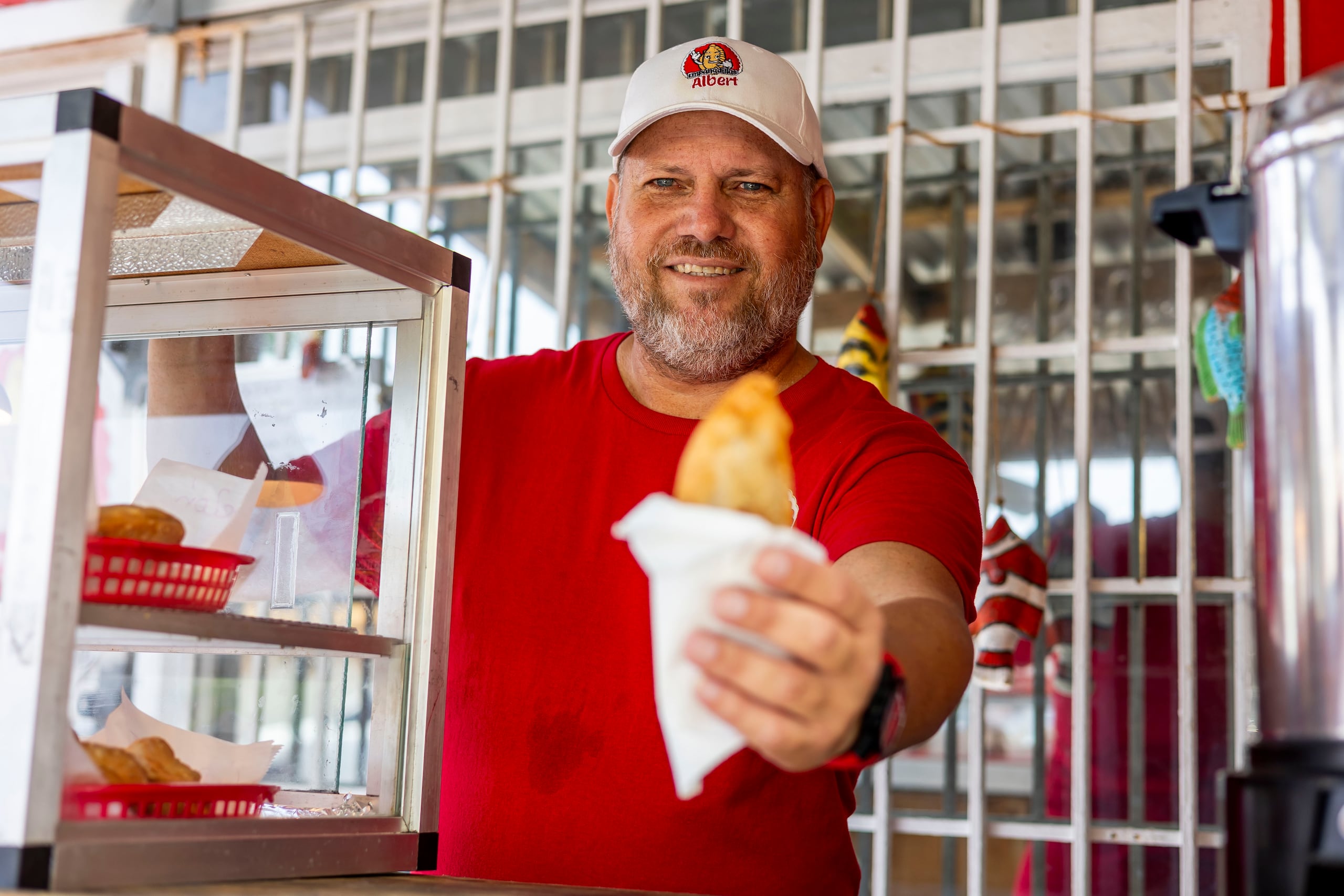 Carlos Alberto Alicea trabaja más de 40 sabores de empanadillas, entre las que se destacan las rellenas de lechón con morcillas, conejo, tripletas, cubano  y diferentes mariscos y pescados.
