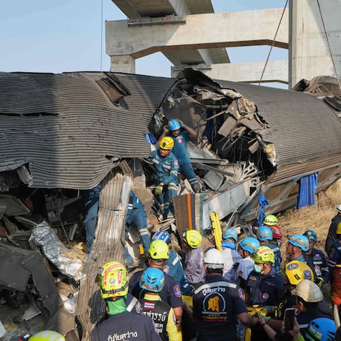 FOTOS | Horror en Tailandia: grúa destruye tren de pasajeros