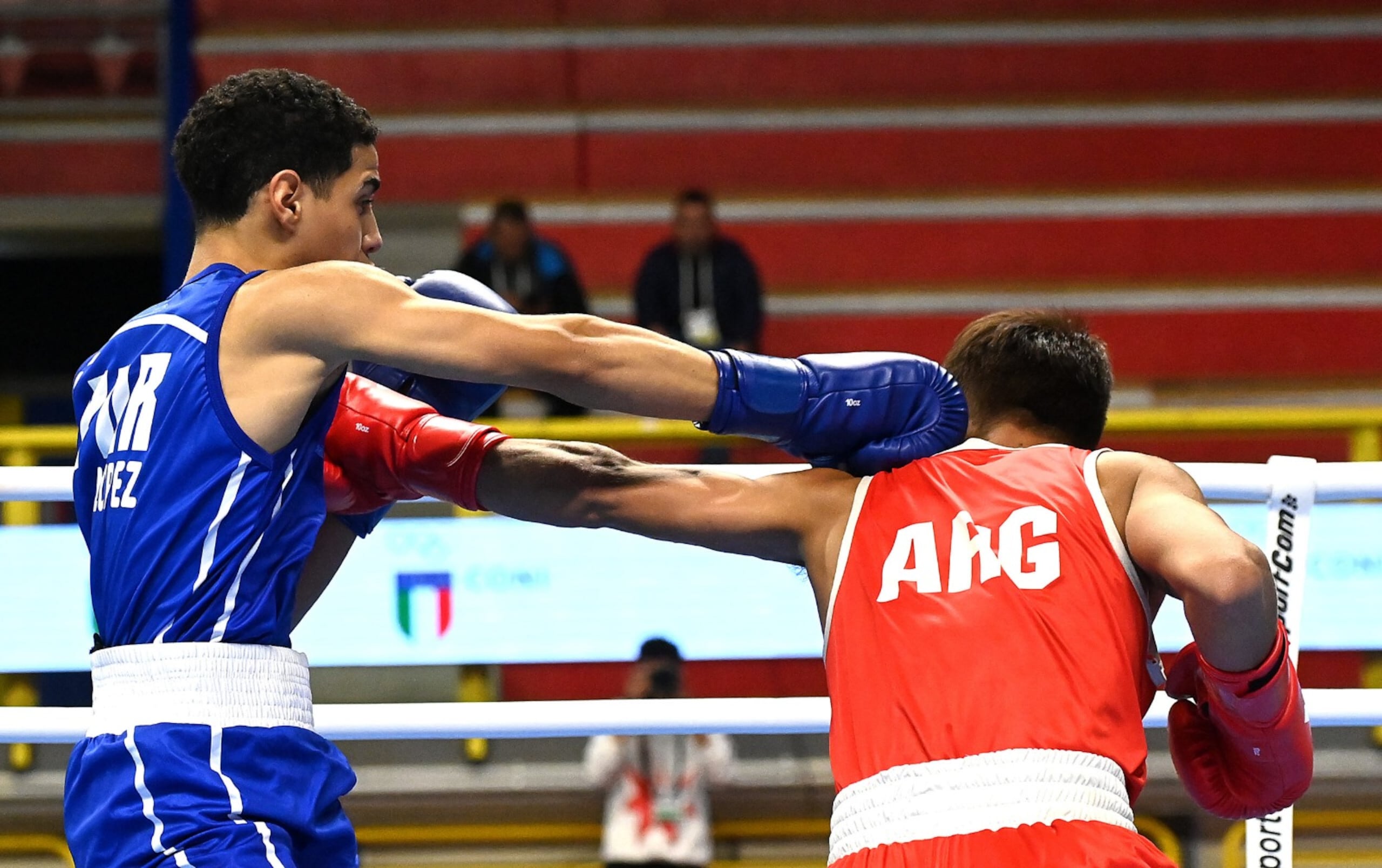 Juanma López, aquí en trusa azul, en su combate de octavos de final del preolímpico, lució en la victoria ante In-Kyu Kim.