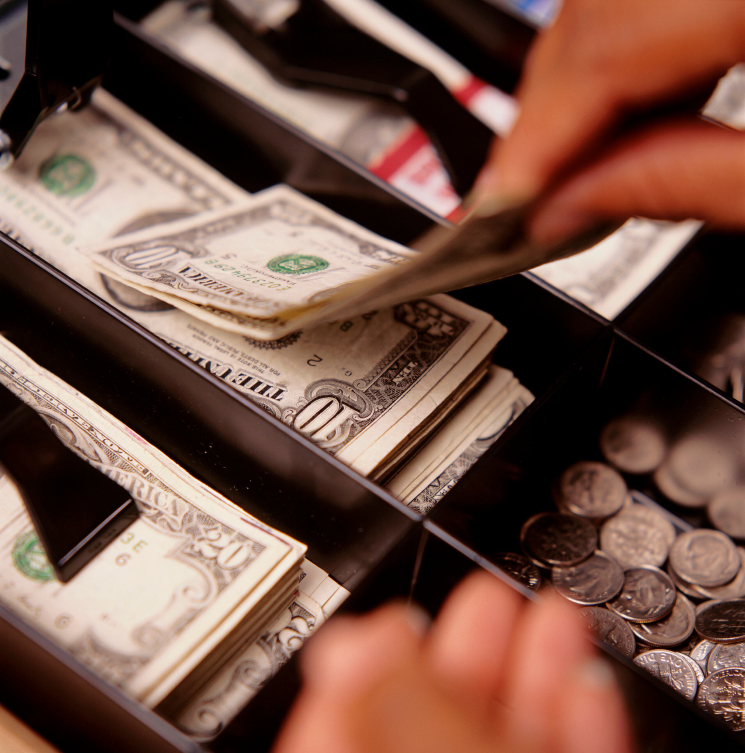 Los escaladores se apropiaron de más de $4,000 de dos cajas registradoras. (Archivo)