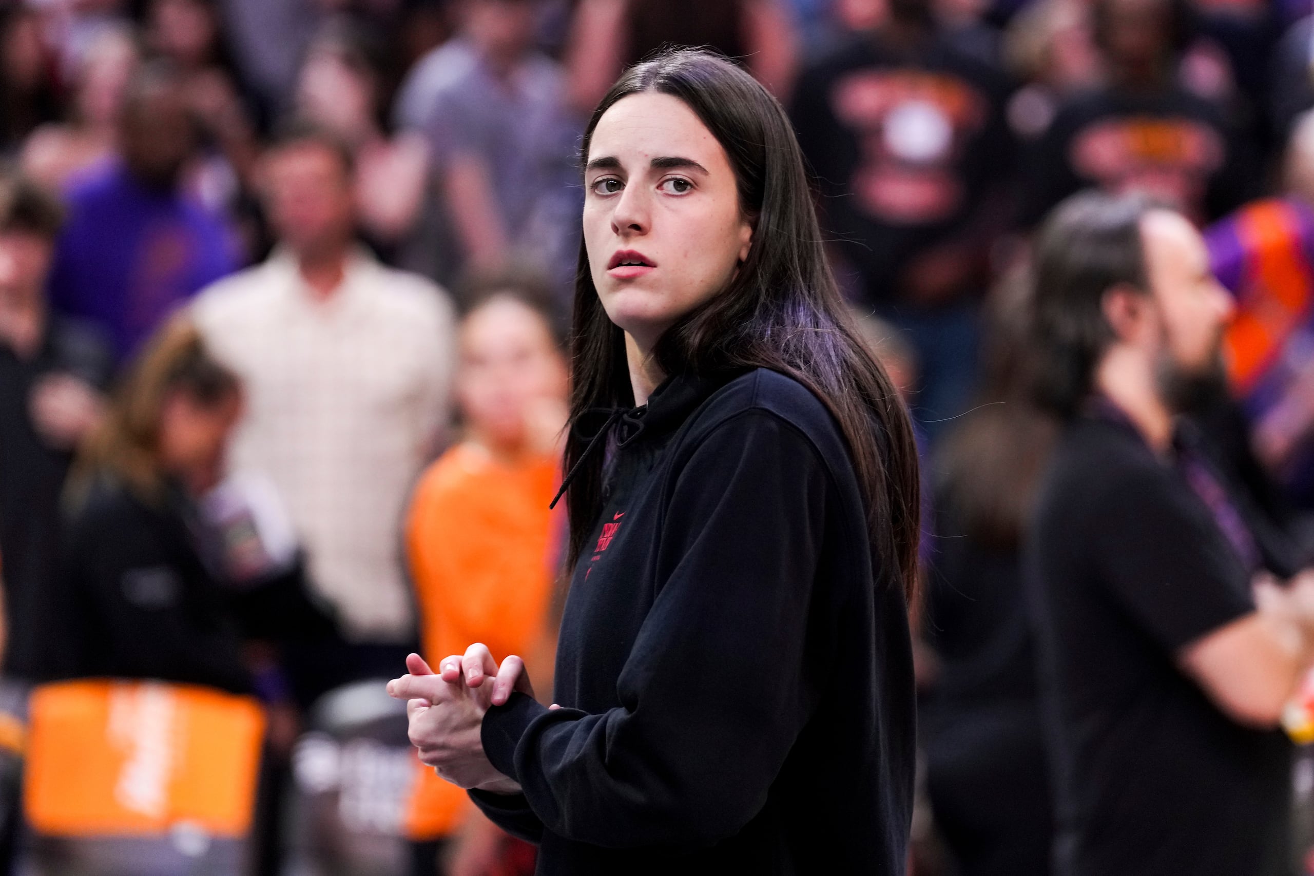 Caitlin Clark durante un juego entre el Fever de Indiana y el Mercury de Phoenix.
