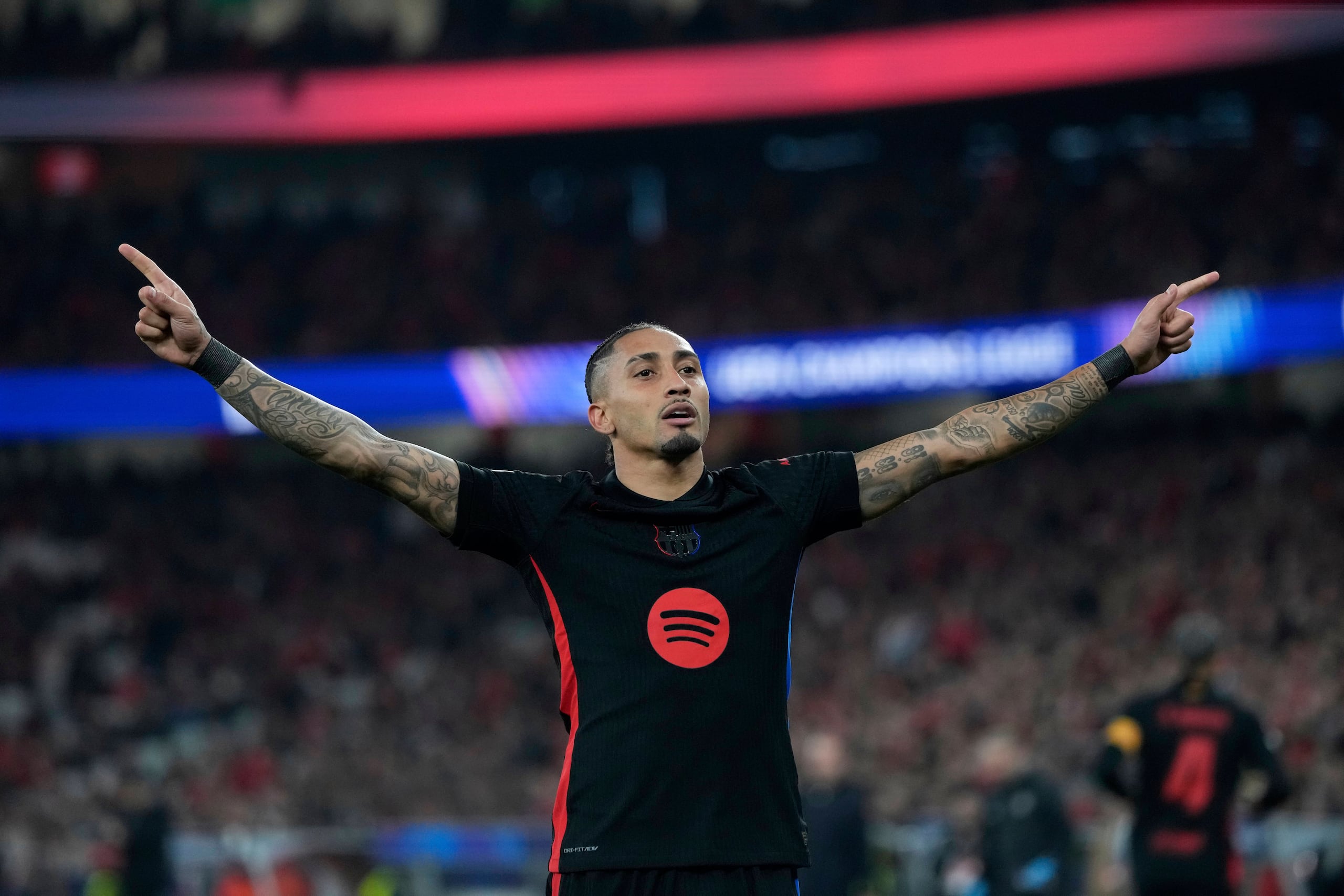 Raphinha celebra tras anotar un gol para el Barcelona ante Benfica en la ida de los octavos de final de la Liga de Campeones, el miércoles 5 de marzo de 2025. (AP Foto/Armando Franca)