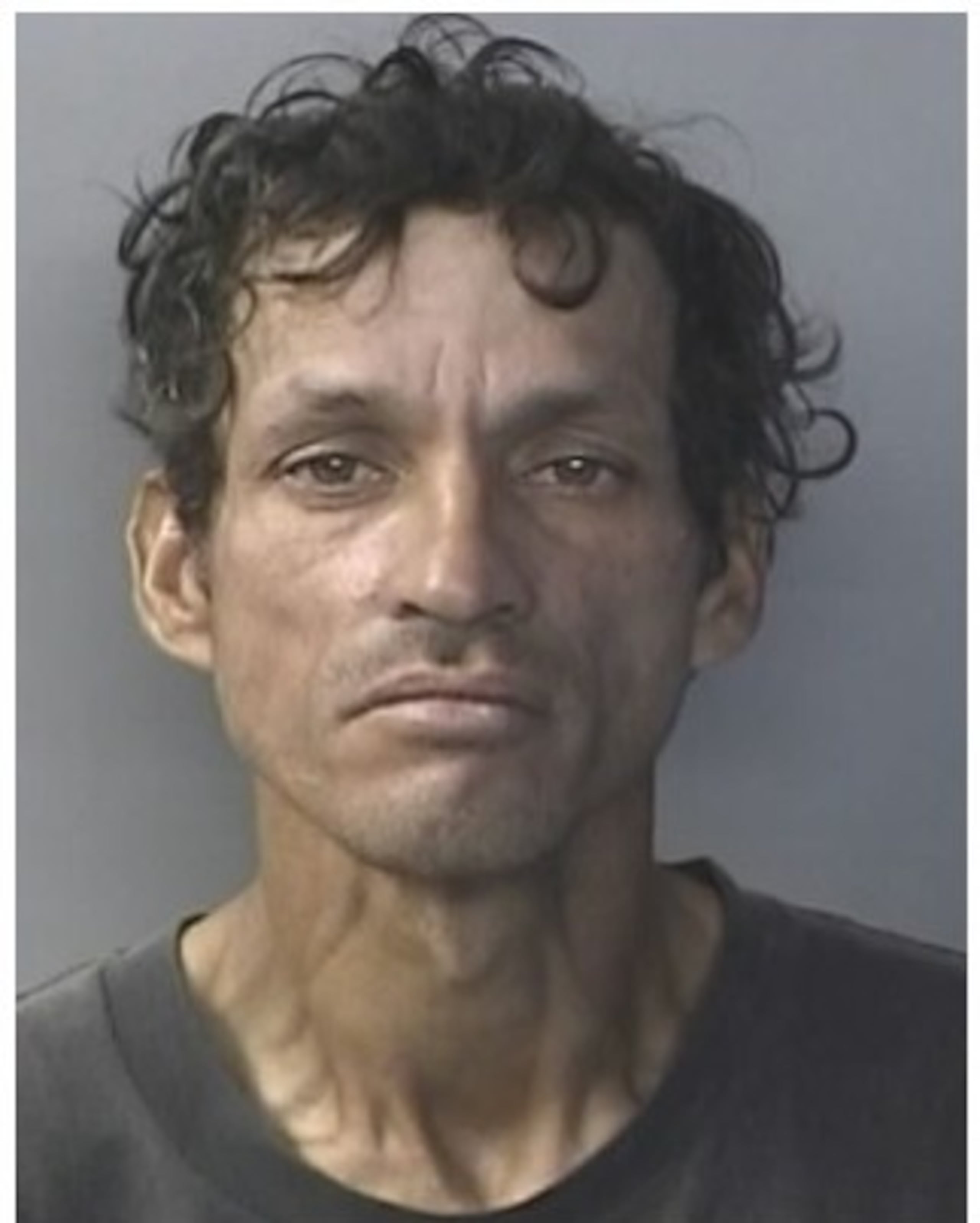 Rubén González Cruz, enfrenta cargos por violación a la Ley de Armas y empleo de la violencia contra la autoridad pública.