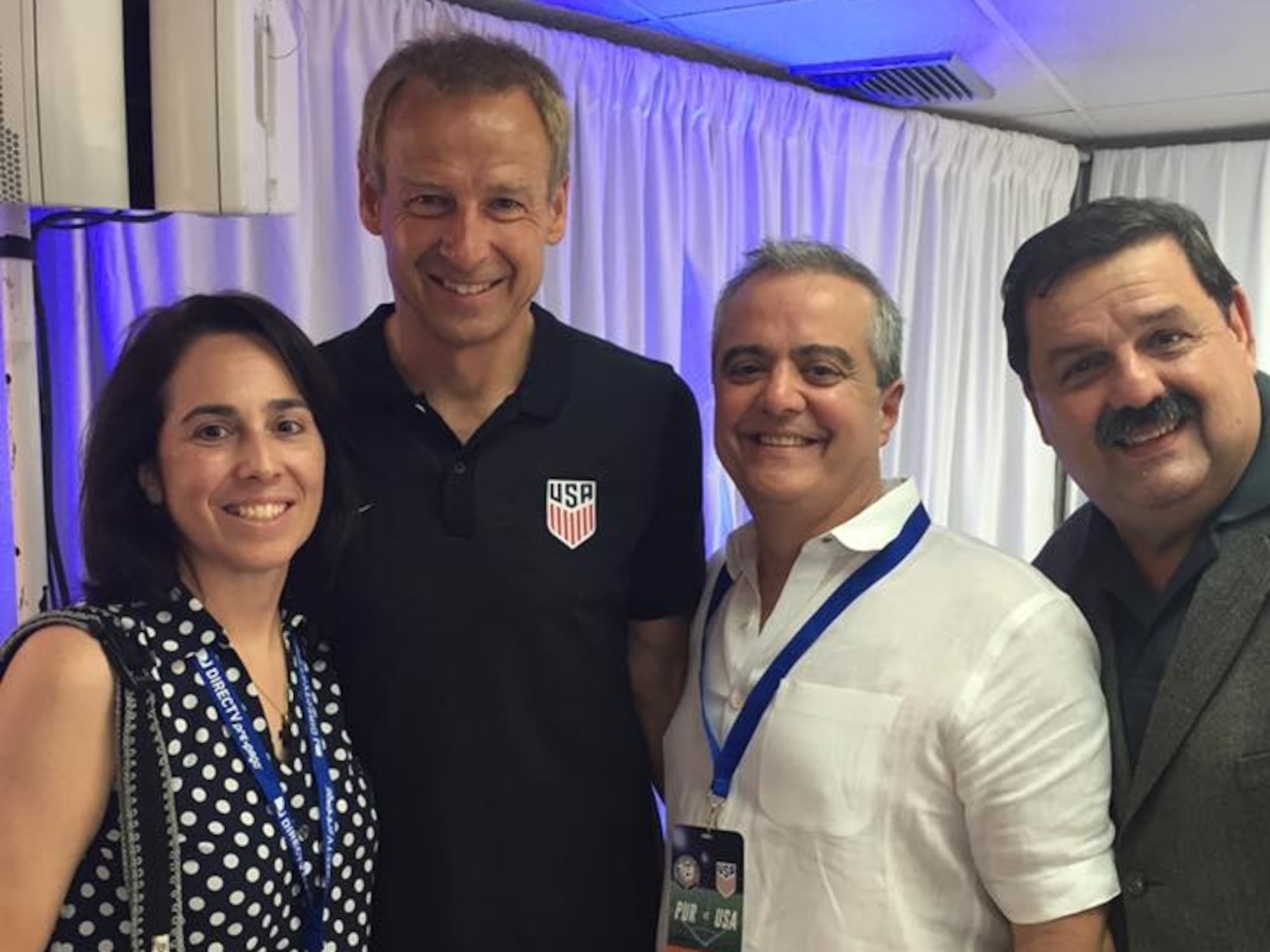 Homero González, al centro con camisa blanca.