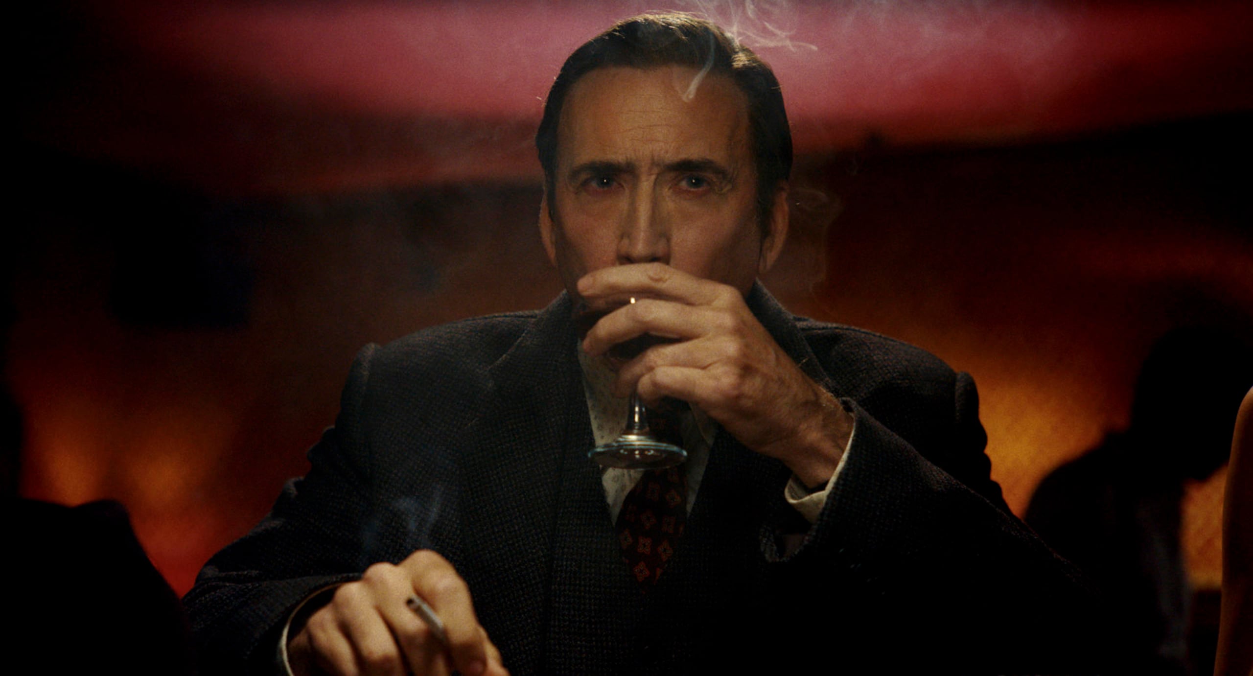 Fotograma cedido por Prime Video donde aparece Nicolas Cage como Ben Reilly durante una escena de la serie 'Spider-Noir' que llegará a la plataforma para su estreno global el 27 de mayo. El universo de Spider-Man se tiñe de sombras, humo de cigarrillo y cinismo con el estreno de la serie 'Spider-Noir', una propuesta que rompe con el molde tradicional del cine de superhéroes jóvenes que saltan rascacielos por diversión para presentar a un protagonista listo para jubilarse y cansado de las aventuras que protagoniza Nicolas Cage. EFE/Prime Video /SOLO USO EDITORIAL /NO VENTAS /SOLO DISPONIBLE PARA ILUSTRAR LA NOTICIA QUE ACOMPAÑA /CRÉDITO OBLIGATORIO