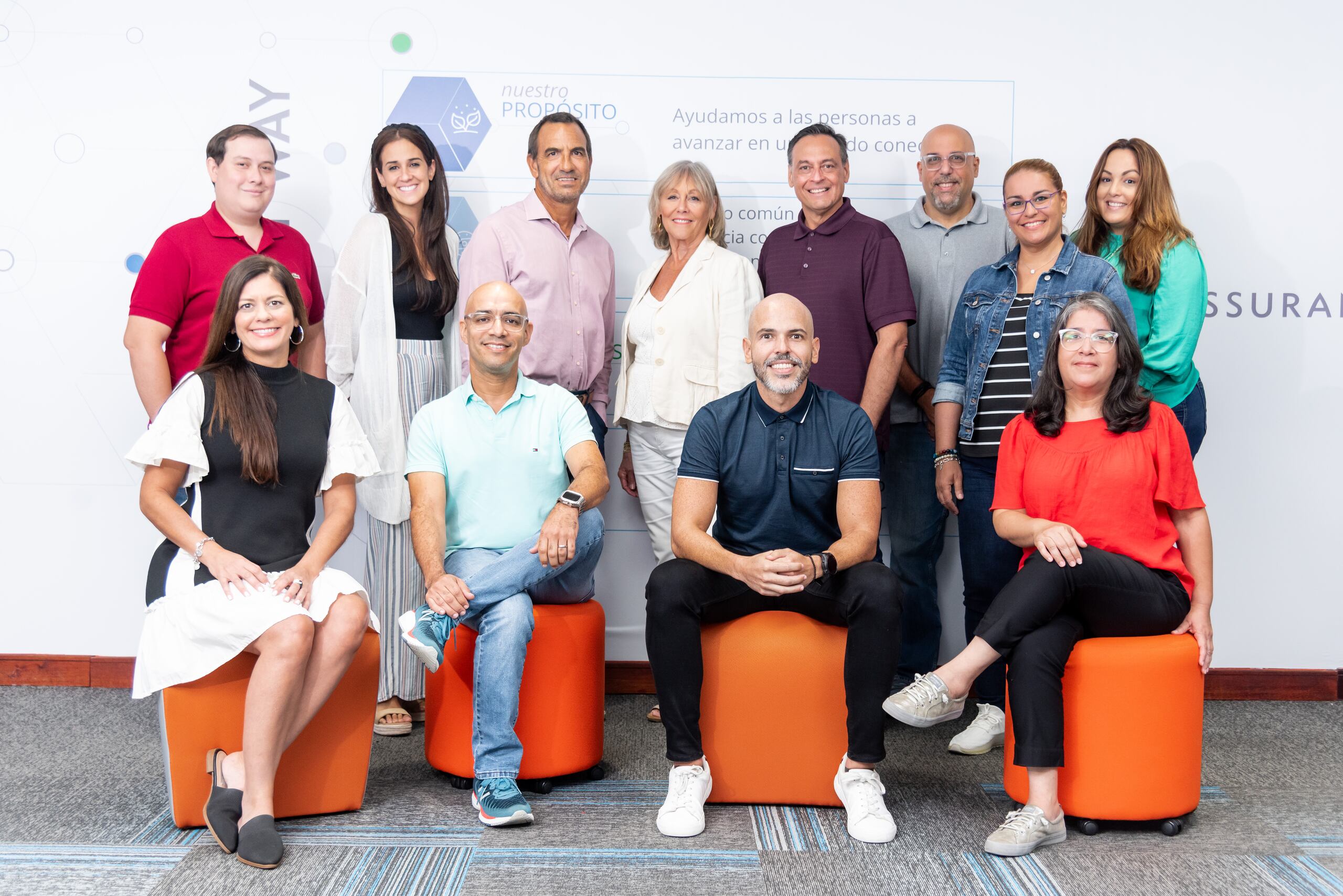 De pie, de izquierda a derecha, Josué Salvá, Jeimy Jáquez, Luis Felgueras, Marisabel Calderón, Juan Parrilla, Moisés Ocasio, Vanessa Ortiz e Ivonne Trujillo. Sentados, en el mismo orden, Johanne Pagán, Luis Osorio, Javier Santiago y Aidita Fuentes.