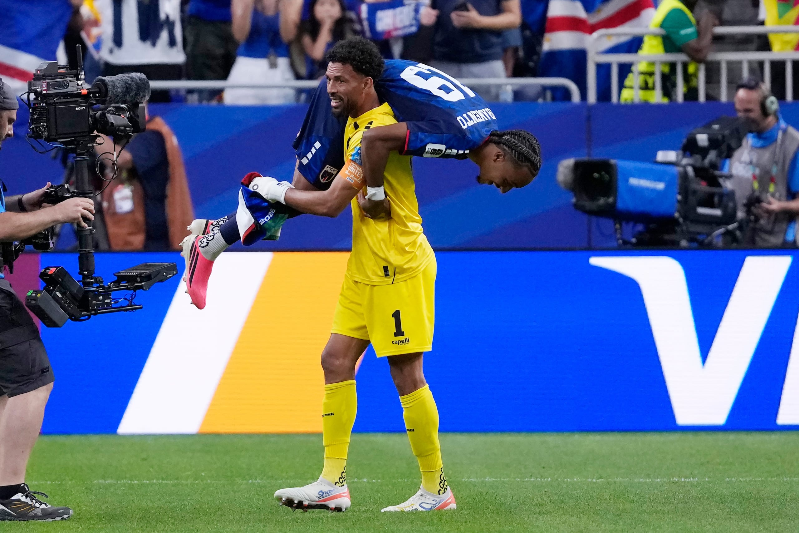 El portero de Cabo Verde, Vozinha, celebra con su compañero Dailon Livramento después de empatar 0-0 con Arabia Saudí en el Mundial.