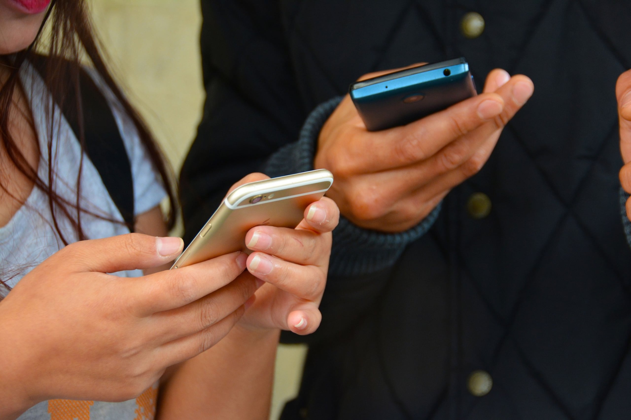 Las personas pasan entre dos y cuatro horas por día con la cabeza inclinada hacia el celular. (Dean Moriarty / Pixabay)