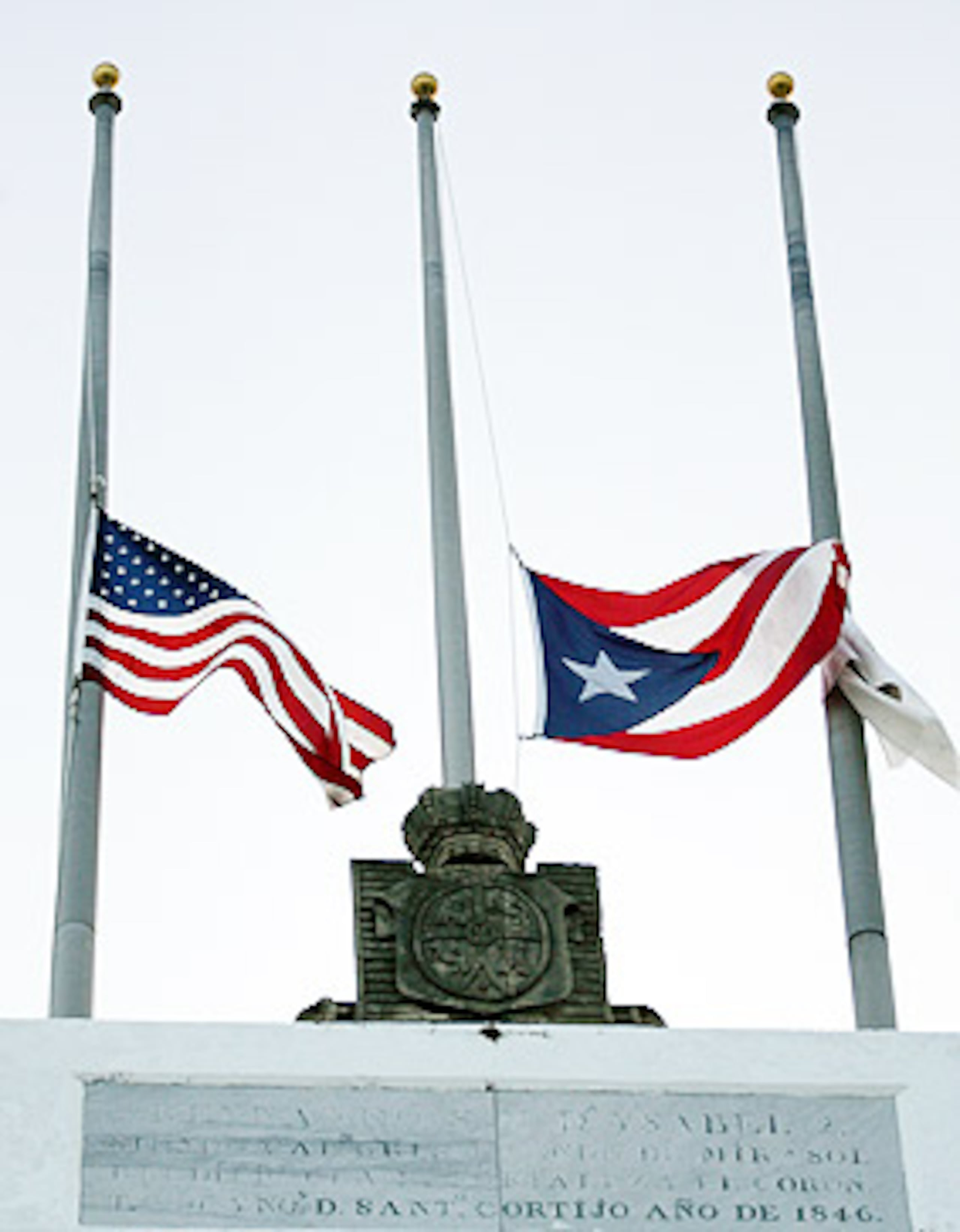 El gobernador Luis G. Fortuño ordenó que las banderas de Puerto Rico y Estados Unidos se izaran a media asta en los edificios públicos en honor a las víctimas del tiroteo de Arizona. (Archivo / END)