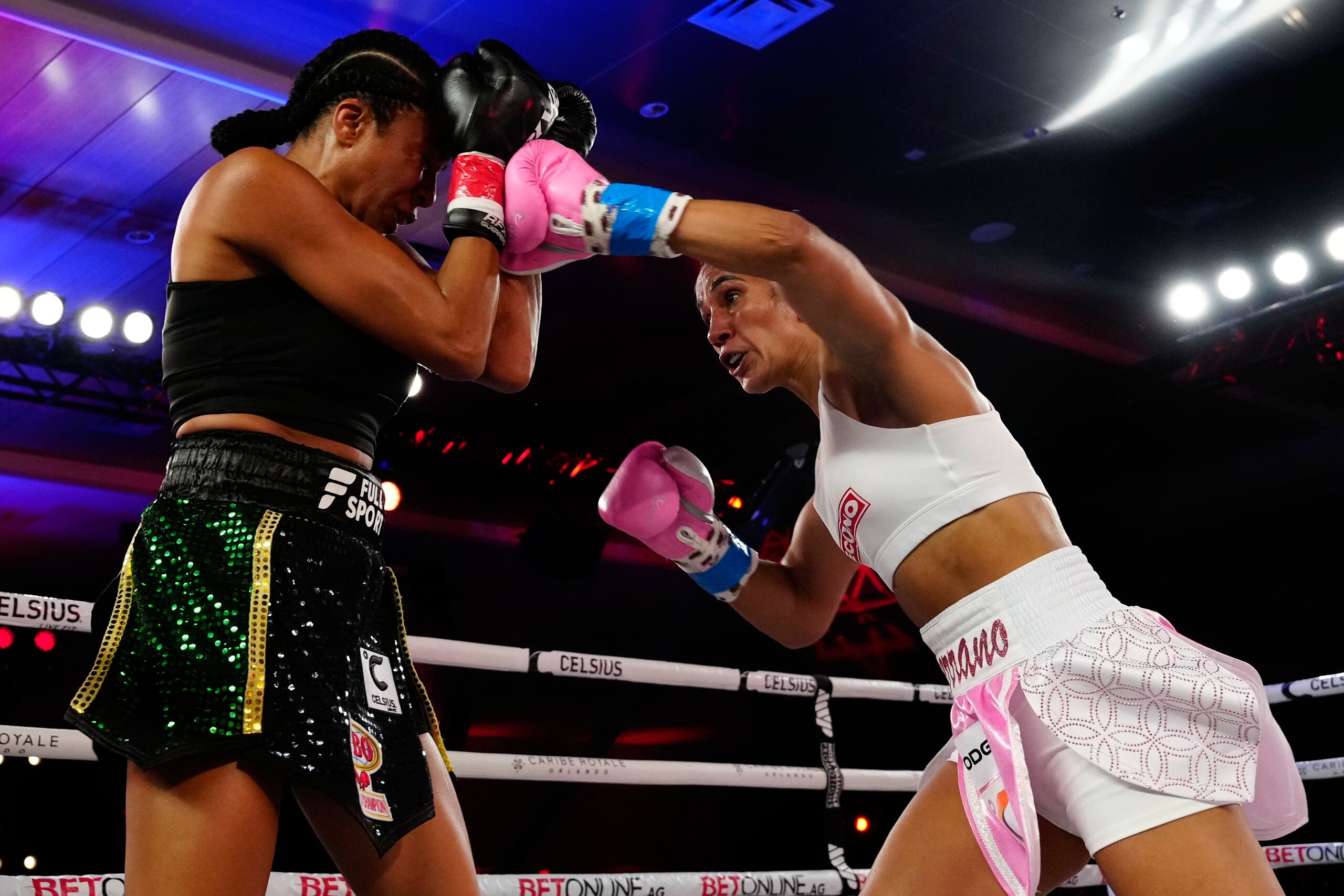 Amanda Serrano lanza un puño al rostro de Danila Ramos durante su histórica pelea a 12 asaltos de tres minutos.