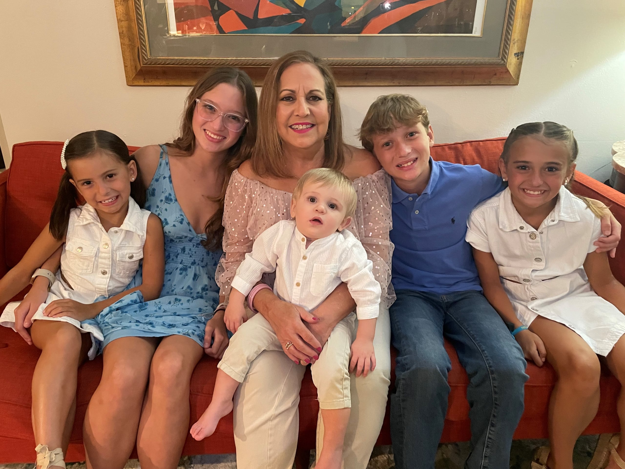 De izquierda a derecha, Julieta Caratini, Valeria Delgado, la abuela Anita con Andrés Delgado; Diego Delgado y María Fernanda Caratini.