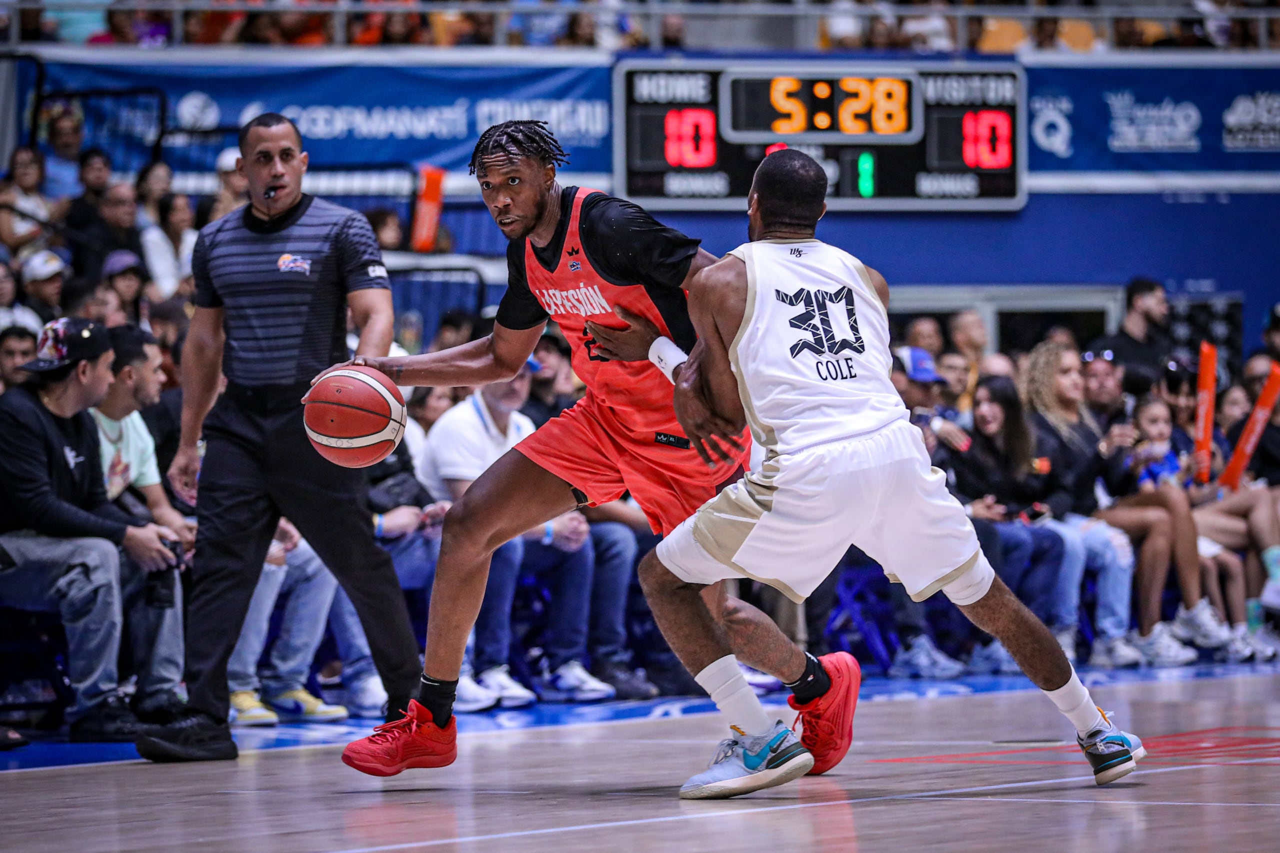 Louis King, de los Criollos de Caguas, maneja el balón ante la defensa de Norris Cole, de los Osos de Manatí, en la final del BSN.
