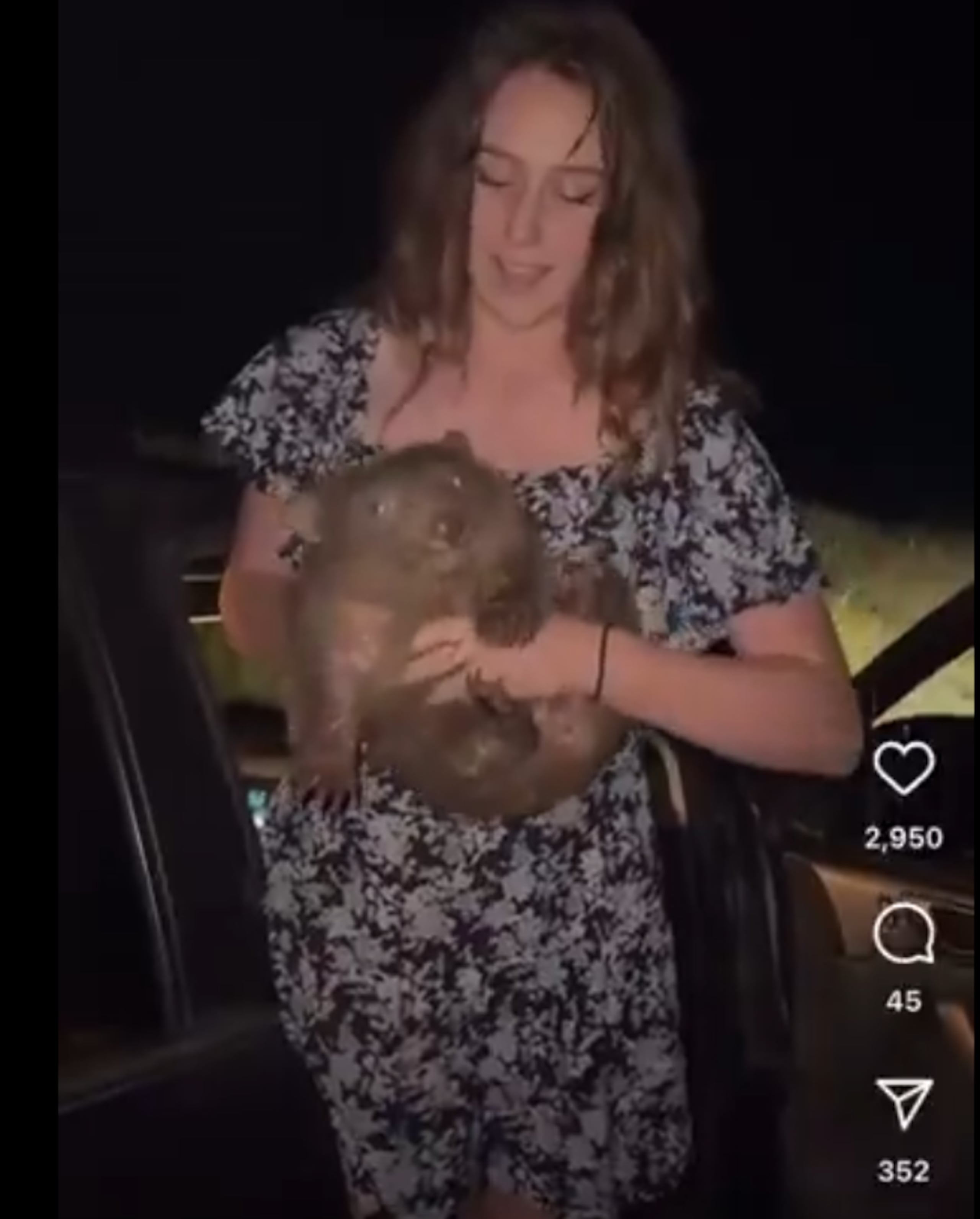En las imágenes que Jones compartió con sus 92,000 seguidores se ve a la joven correr en plena noche para capturar a la cría de wombat salvaje.