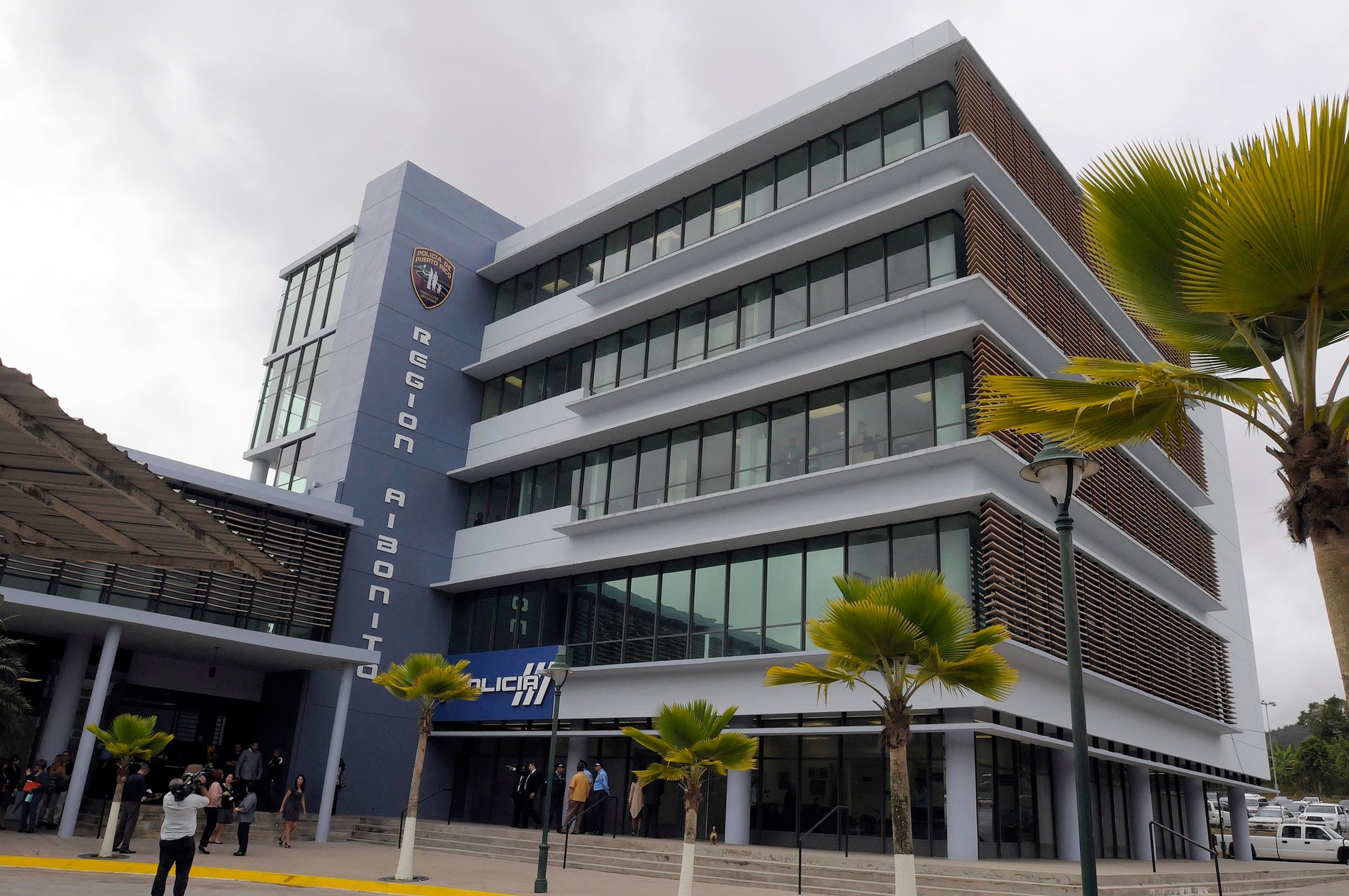 El agente Luis Martínez, de la División de Patrullas de Carreteras de Aibonito, investiga el incidente. (Archivo / GFR Media)