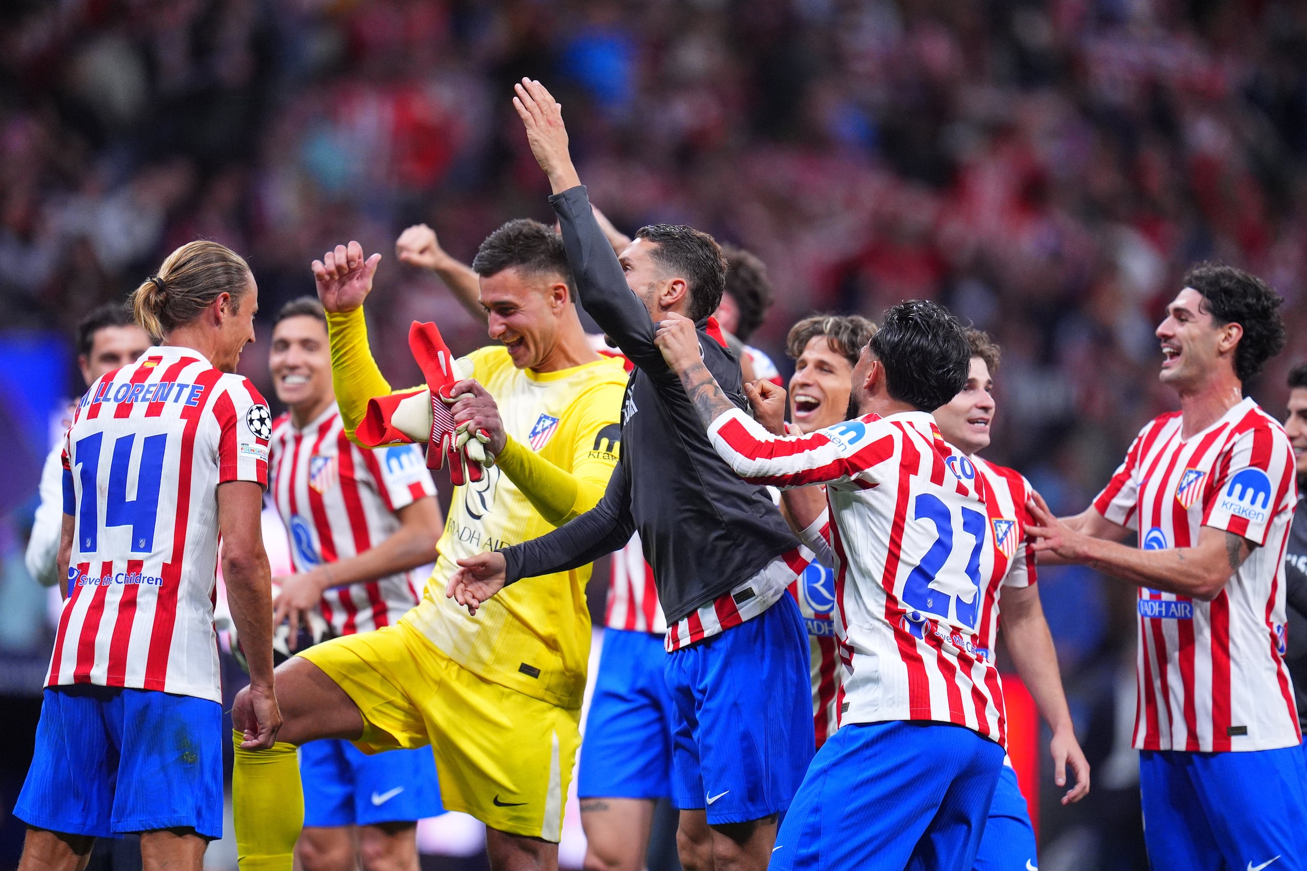 Los jugadores del Atlético de Madrid celebran tras eliminar al FC Barcelona en los cuartos de final de la Champions League.