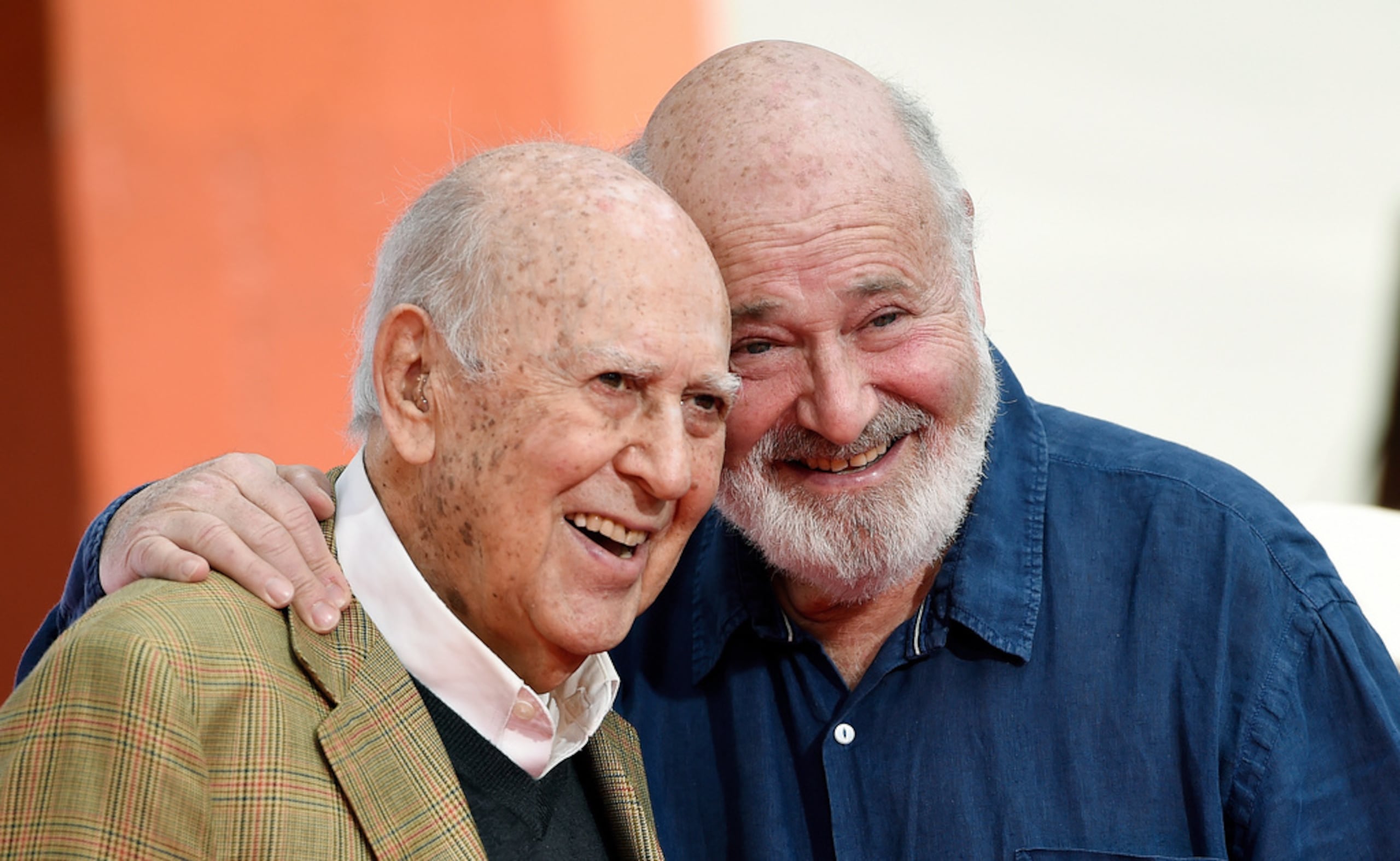 Carl Reiner y su hijo Rob Reiner posan juntos tras una ceremonia para dejar la huella de su mano y su pie en el TCL Chinese Theatre, el 7 de abril de 2017, en Los Ángeles.
