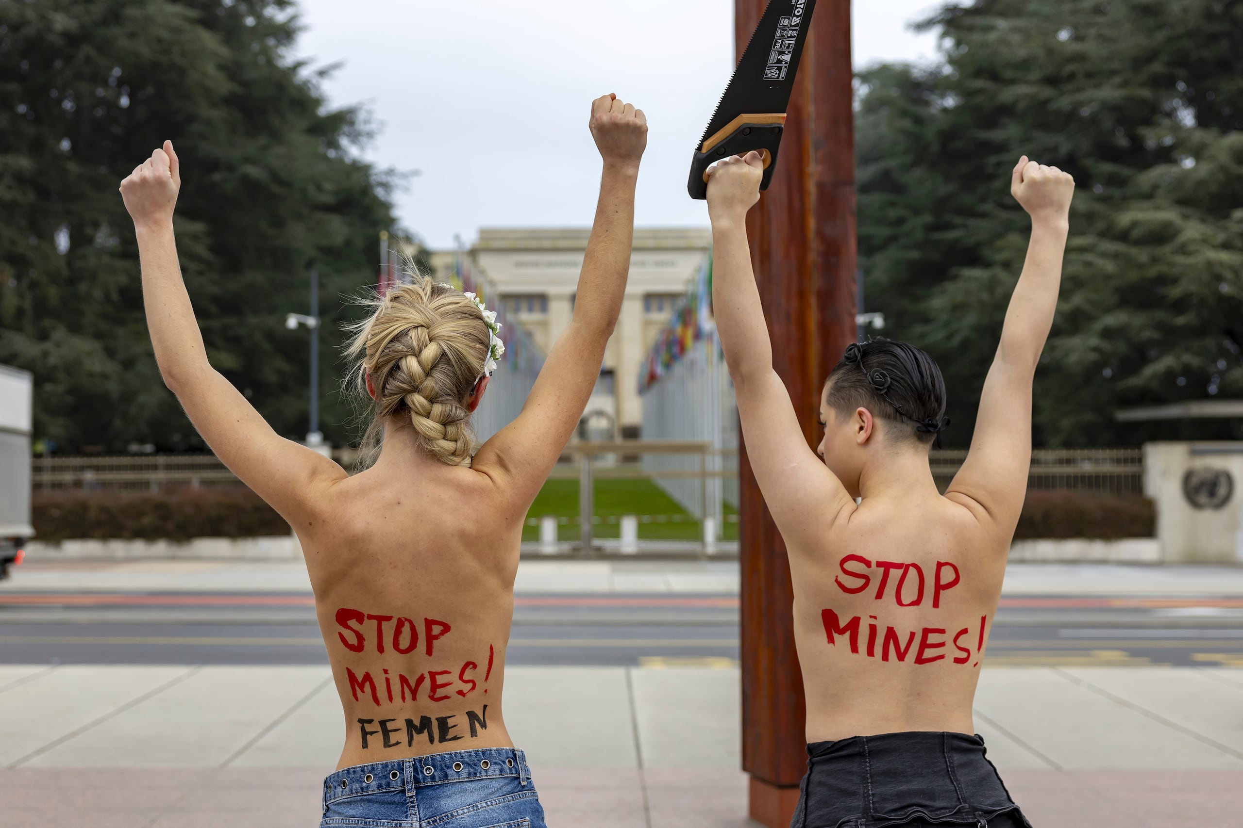 Activistas del grupo feminista FEMEN protestan en apoyo a Ucrania y para exigir la expulsión de Rusia de Naciones Unidas, en el monumento conocido como "Silla Rota" en la Plaza de las Naciones ubicada frente a la sede europea de la ONU, en Ginebra, Suiza, el viernes 13 de diciembre de 2024. (Salvatore Di Nolfi/Keystone via AP)