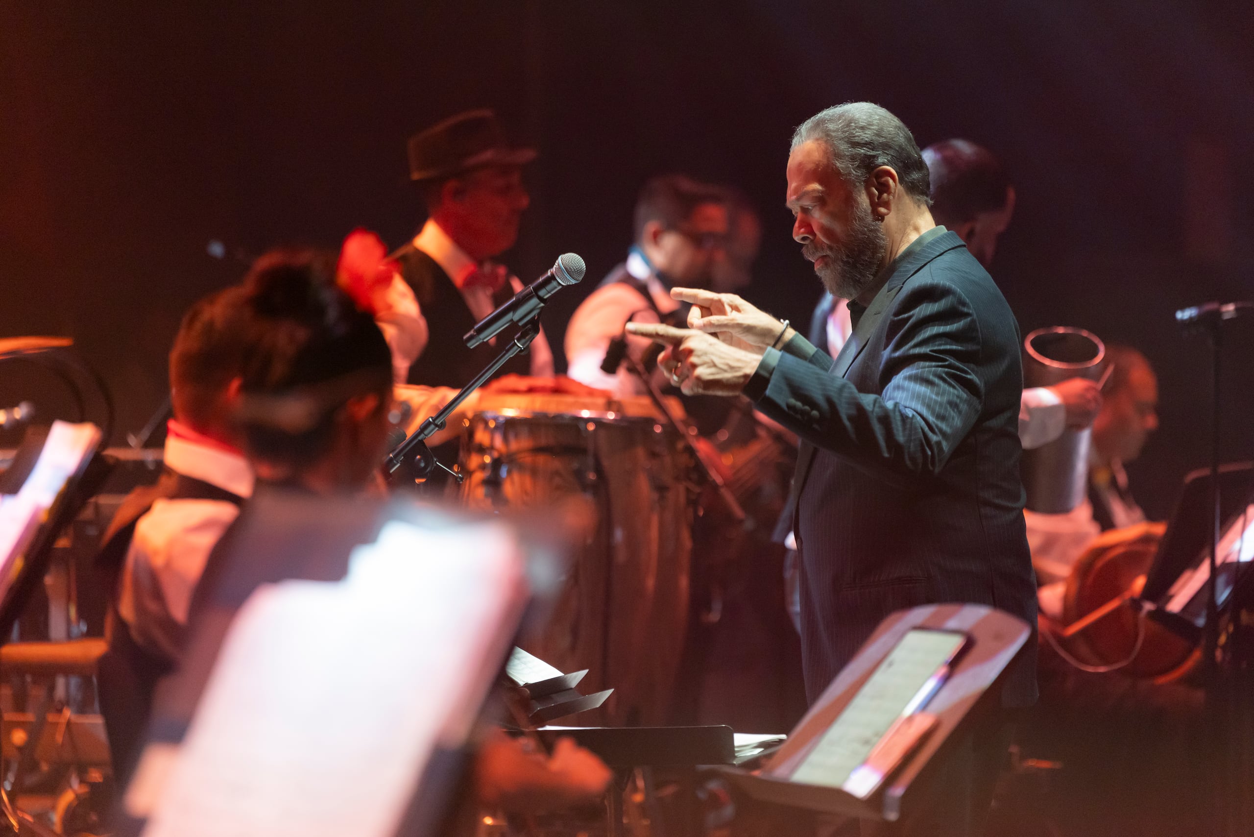 Como parte del calendario, Me Enamoro de Ella: Tributo Filarmónico a 440 reunió a la Orquesta Filarmónica bajo la dirección del maestro Ángel “Cucco” Peña, con arreglos del reconocido director Manuel Tejada.