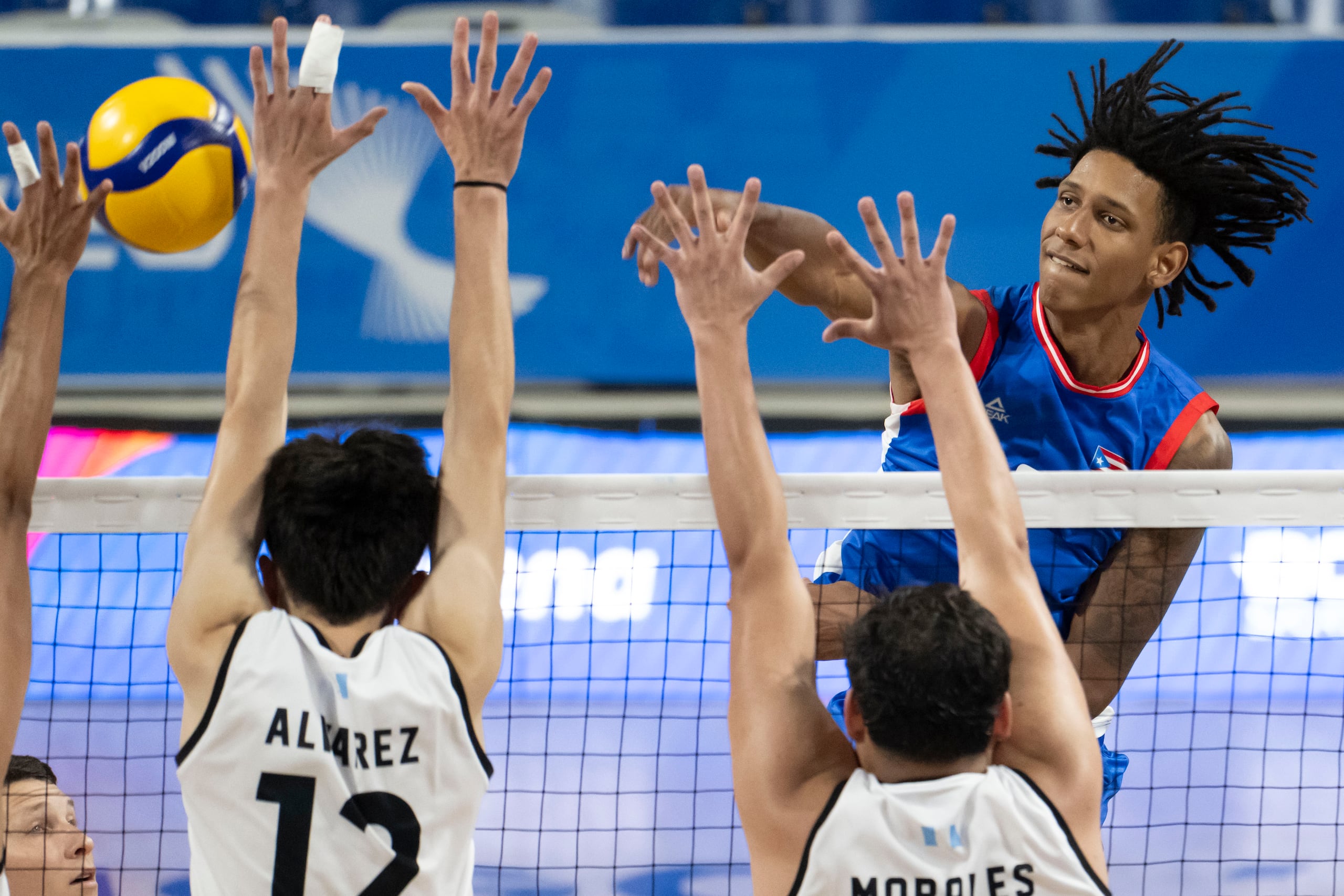 Klistan Lawrence remata ante la densa de Guatemala.