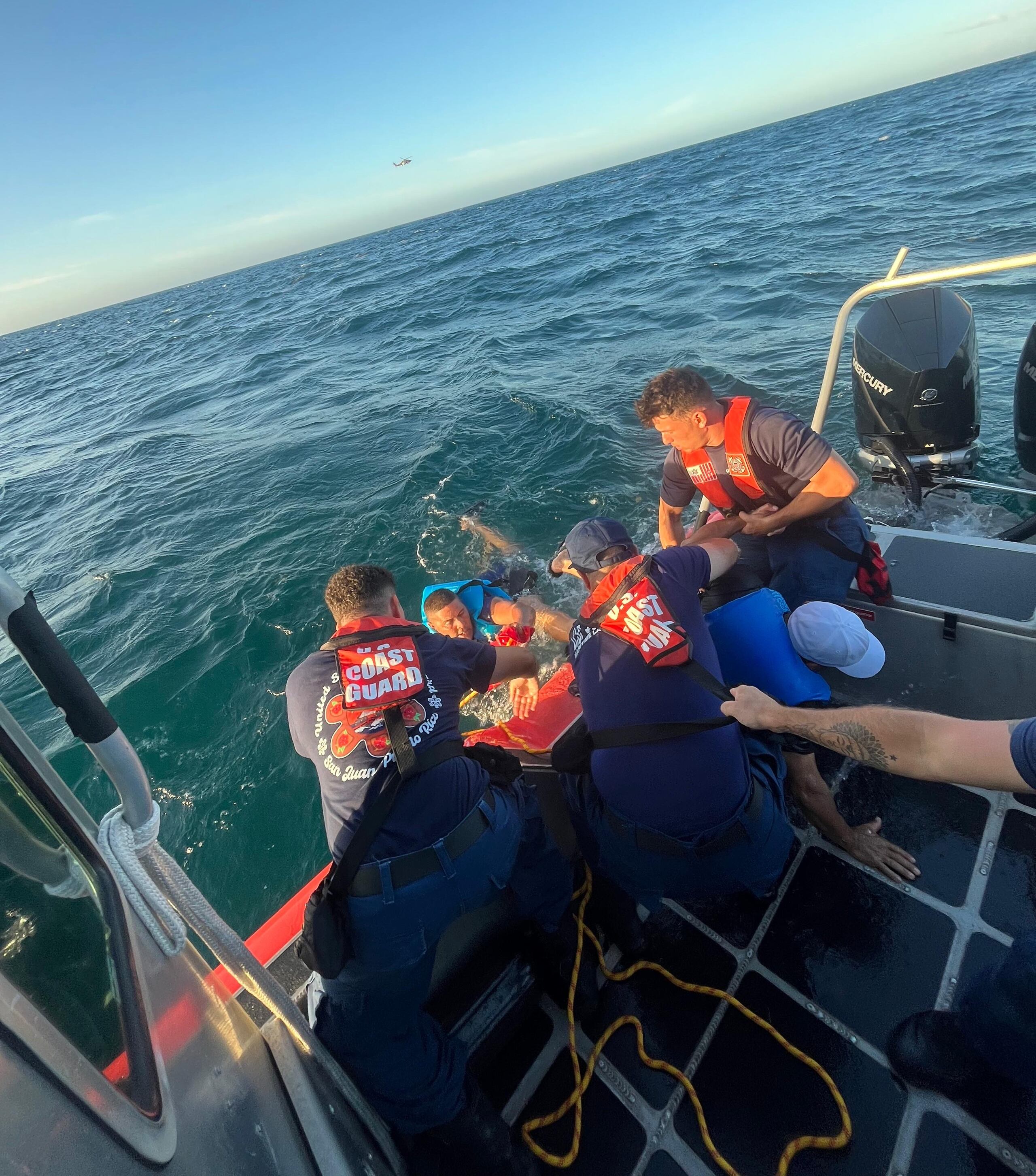 Los tres ocupantes fueron rescatados en buen estado y la embarcación fue remolcada hasta la rampa de botes en Isla de Cabras.