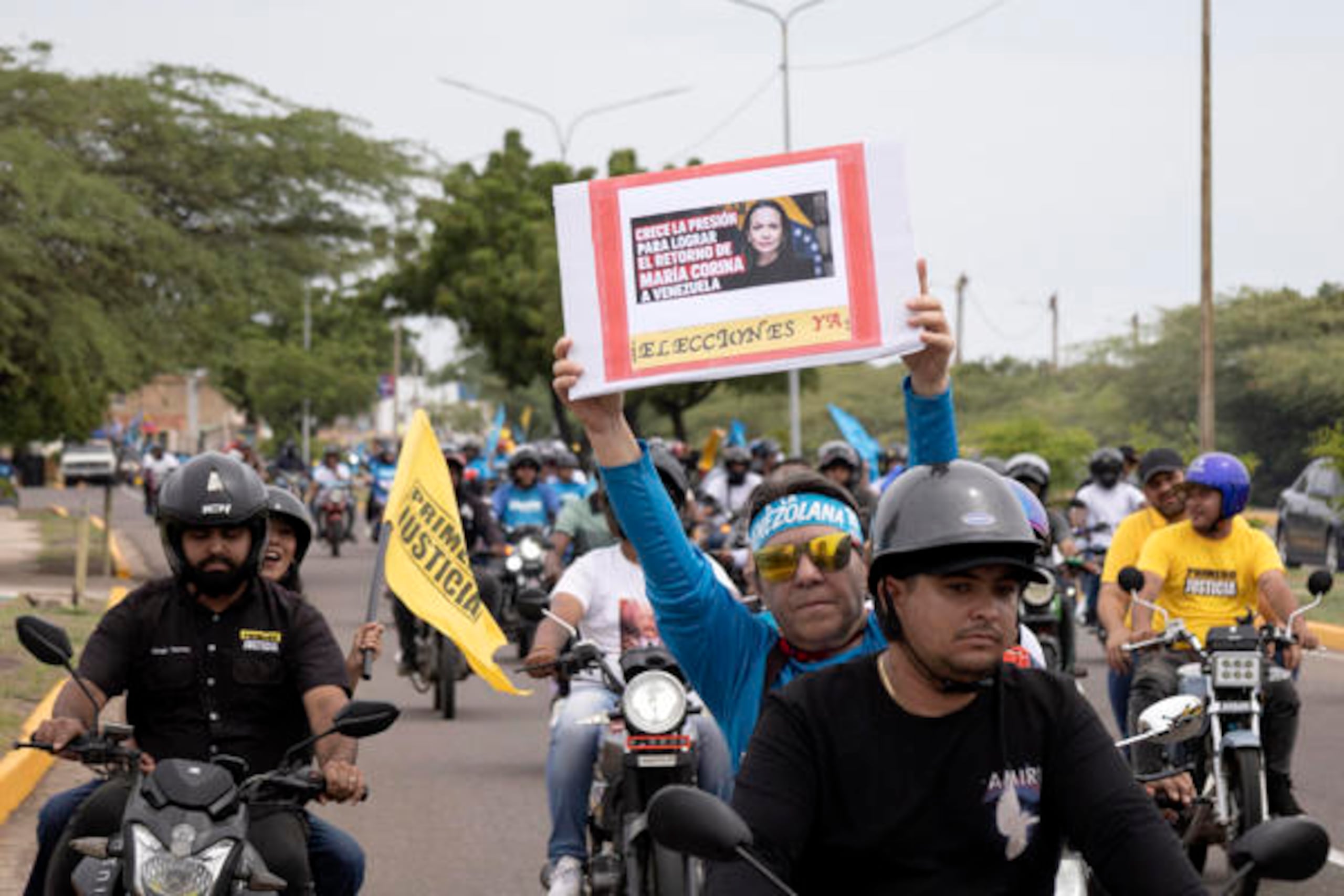 Personas participan en una caravana en apoyo a la líder y premio nobel de la paz 2025, María Corina Machado, este domingo en Maracaibo (Venezuela). EFE/ Edgar Frias