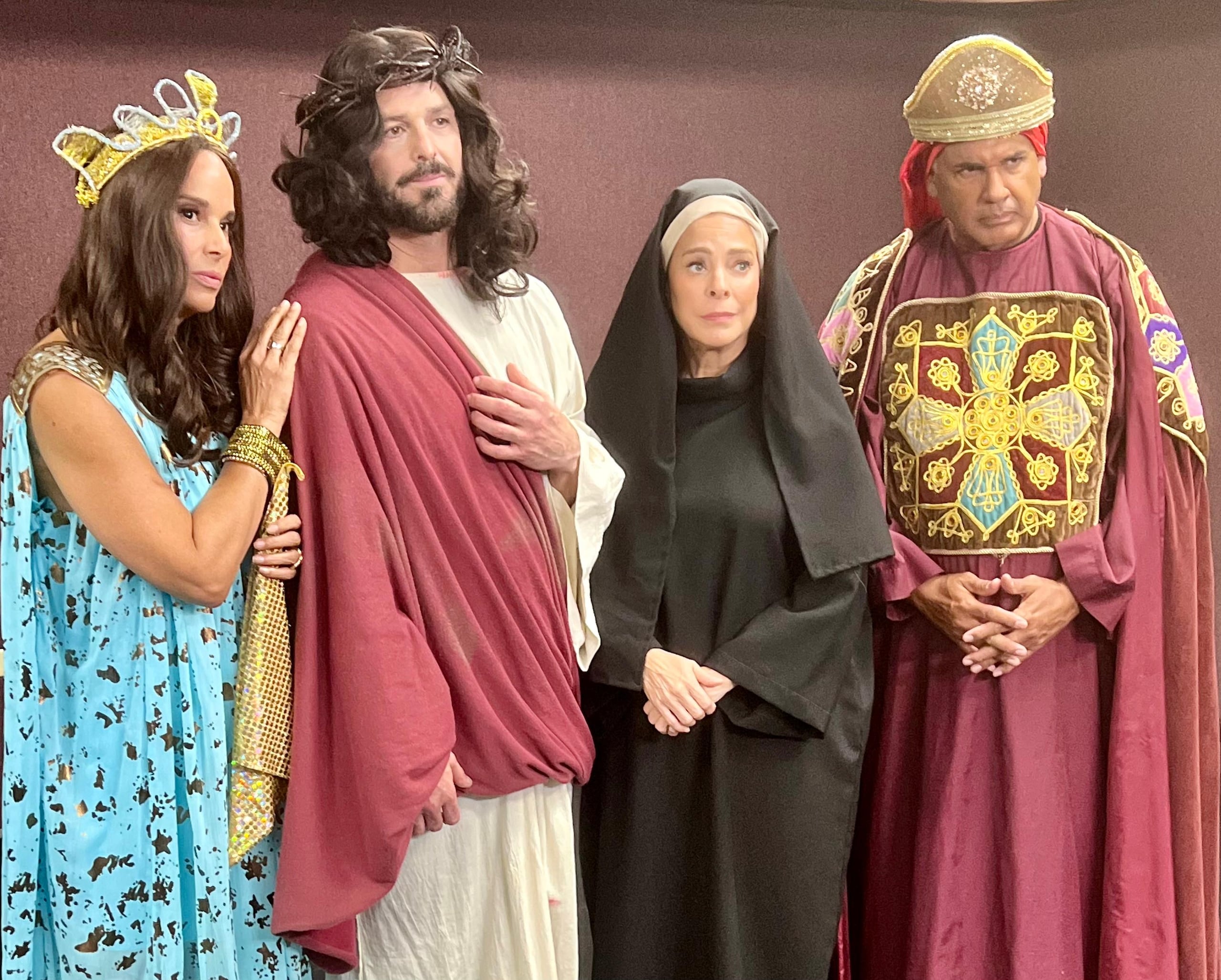En Carolina, el elenco está integrado por Alexandra Malagón, Jonathan Cardenales, Suzette Bacó y Herbert Cruz, entre otros.
