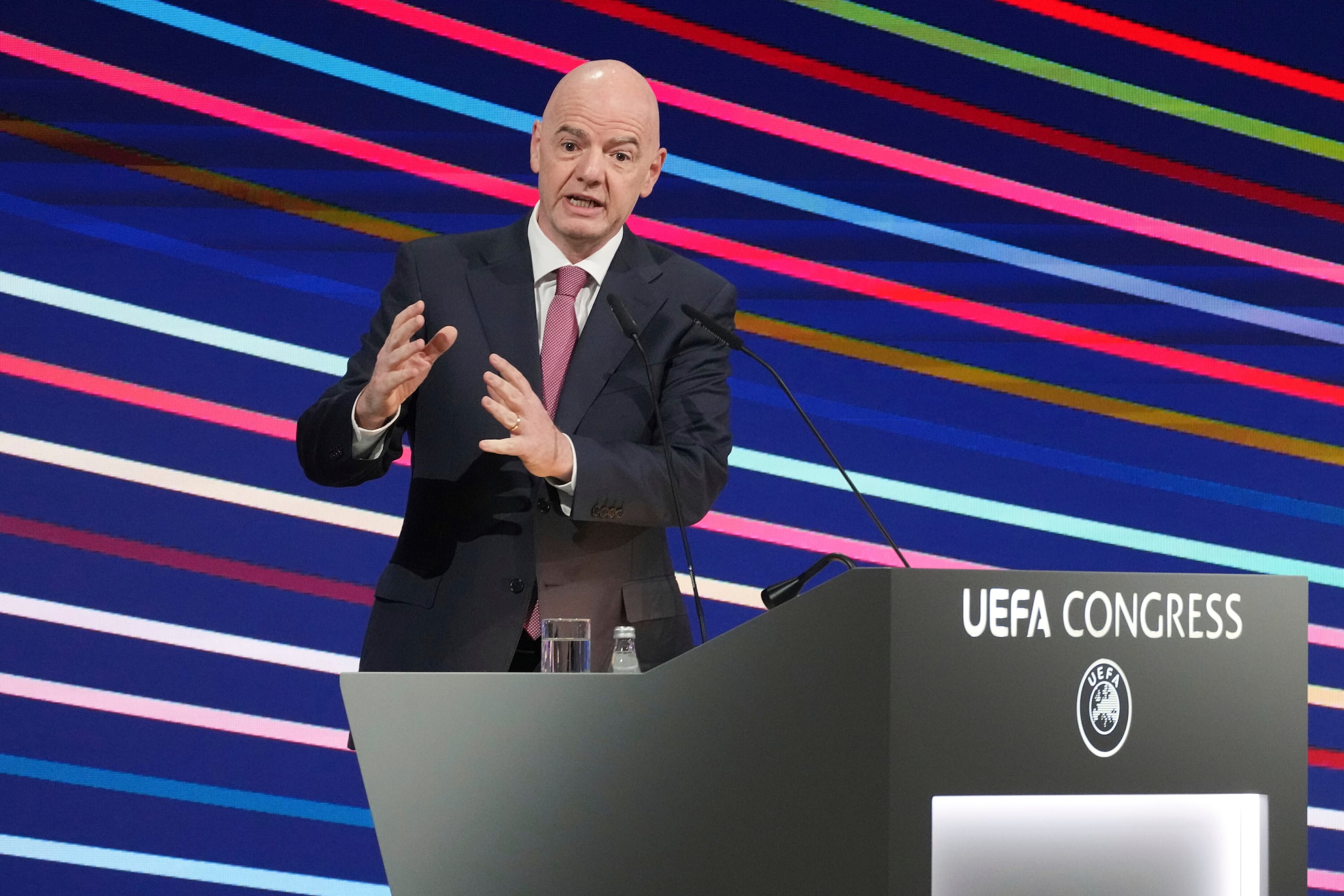 El presidente de la FIFA Gianni Infantino se dirige a los delegados en el congreso de la UEFA, el jueves 3 de abril de 2025, en Belgrado.