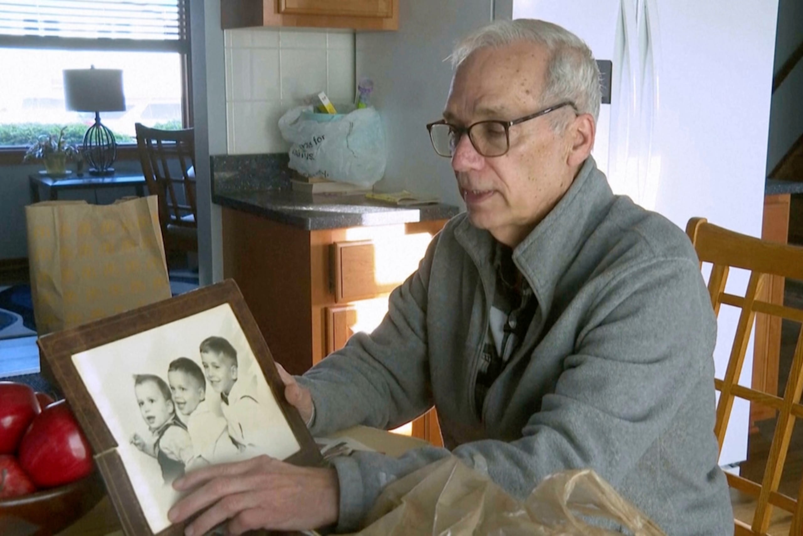 John Prevost señala una foto antigua de sus hermanos, incluido el recién elegido papa León XIV, Robert Prevost, a la izquierda, durante una entrevista con la Associated Press el jueves 8 de mayo de 2025, en New Lennox, Illinois.