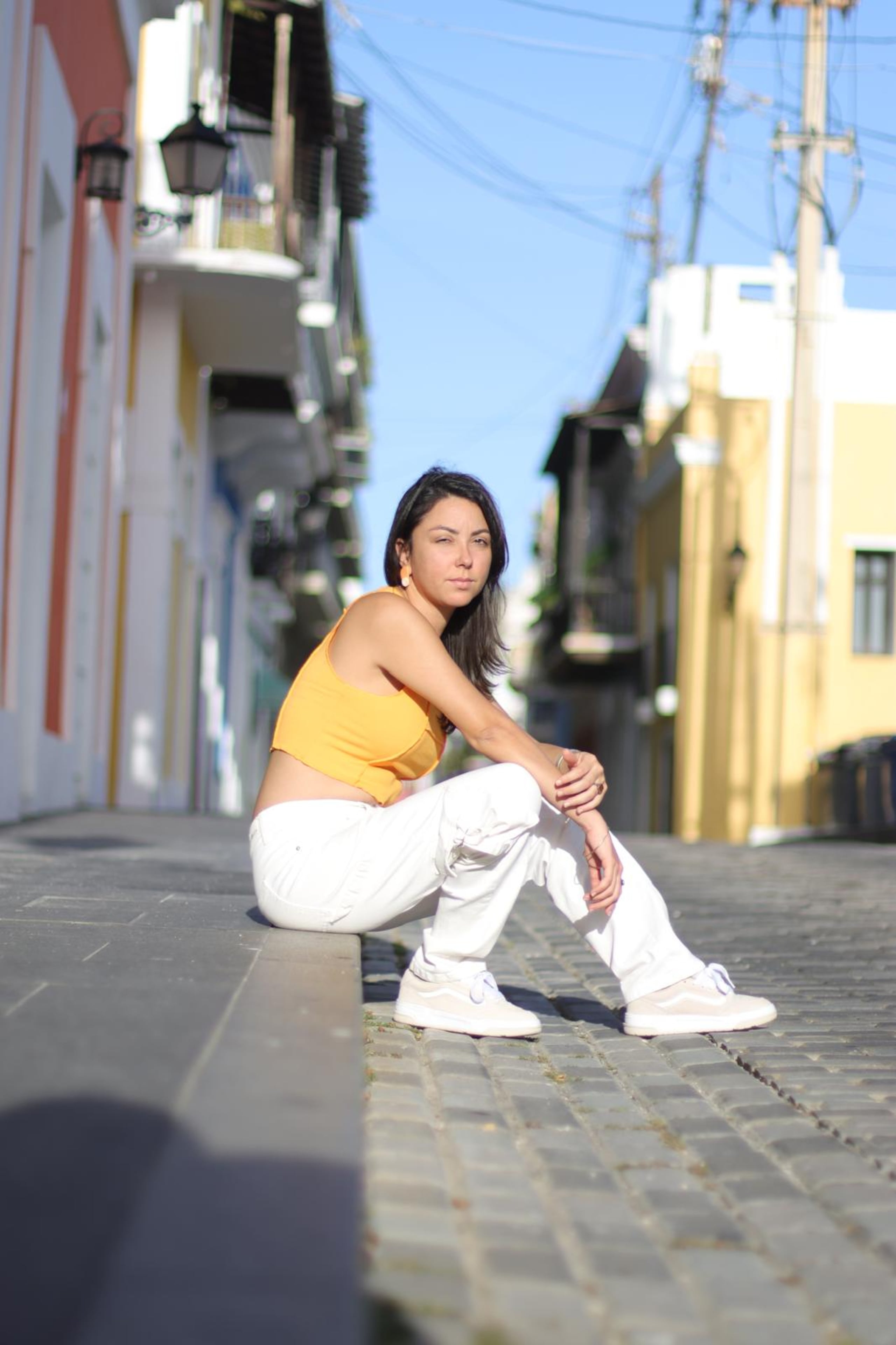 Canta todos los domingos en el restaurante La Preñá de la calle Loíza en Santurce.