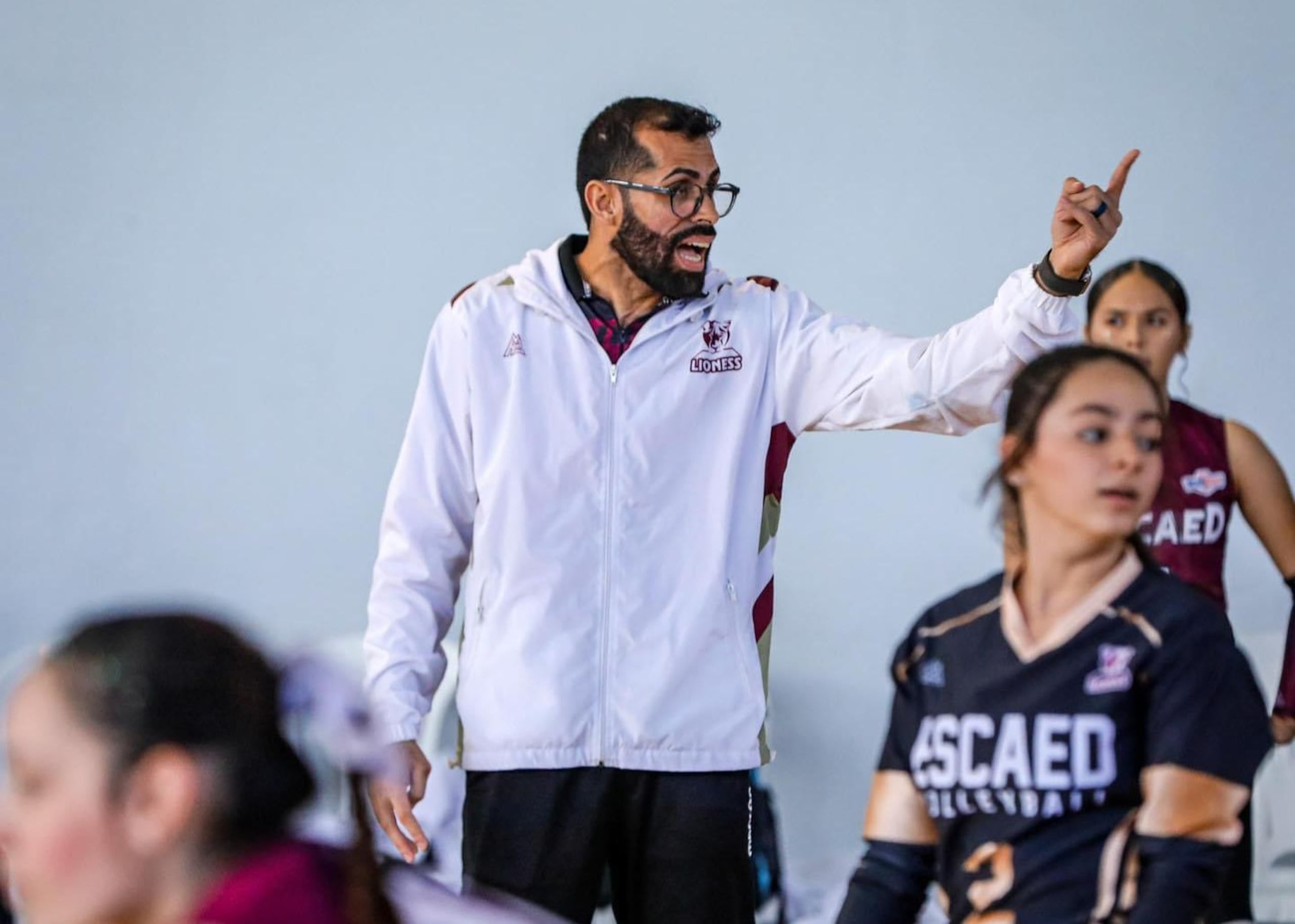 El pepiniano Jackson Rivera en acción dirigiendo a Escaed de San Sebastián. Rivera están jugando con los Caribes en la final del Voleibol Superior.
