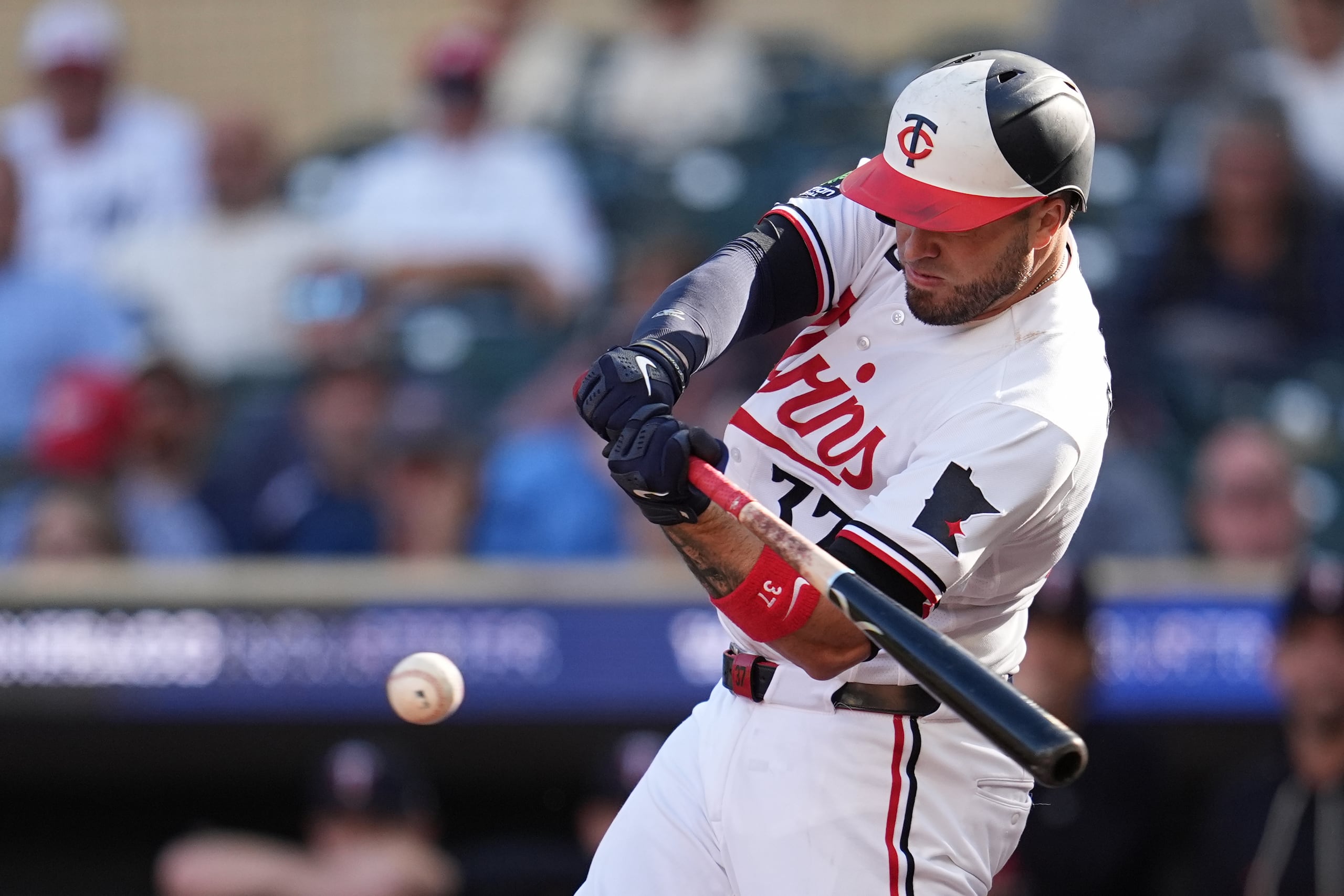 Victor Caratini, de los Twins de Minnesota, conecta el sencillo que dejó en el terreno a los Yankees de Nueva York.