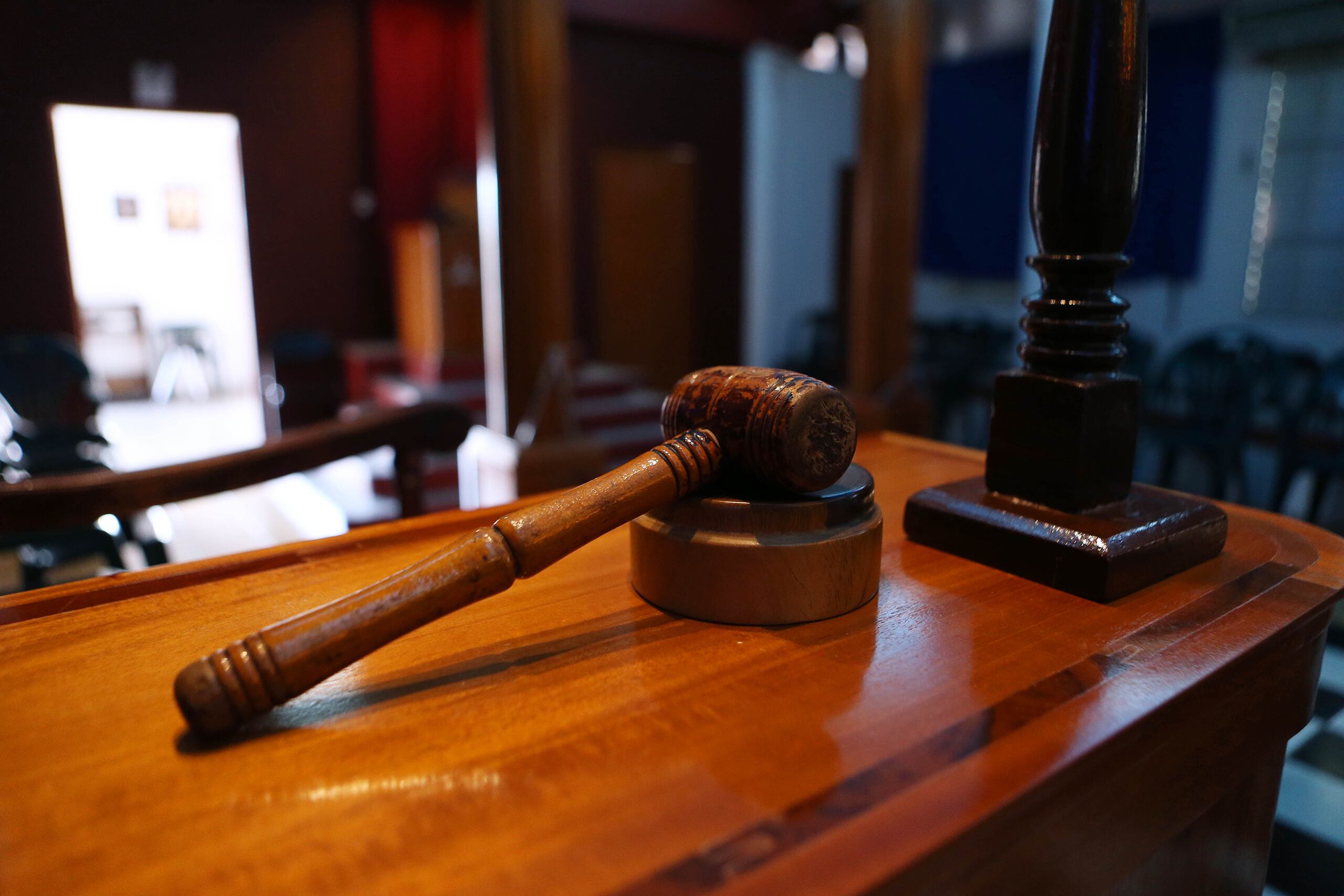 Contra Santana Montalvo se radicaron acusaciones por maltrato agravado (art.3.2) de la Ley 54 para la Prevención e Intervención con la Violencia Doméstica.