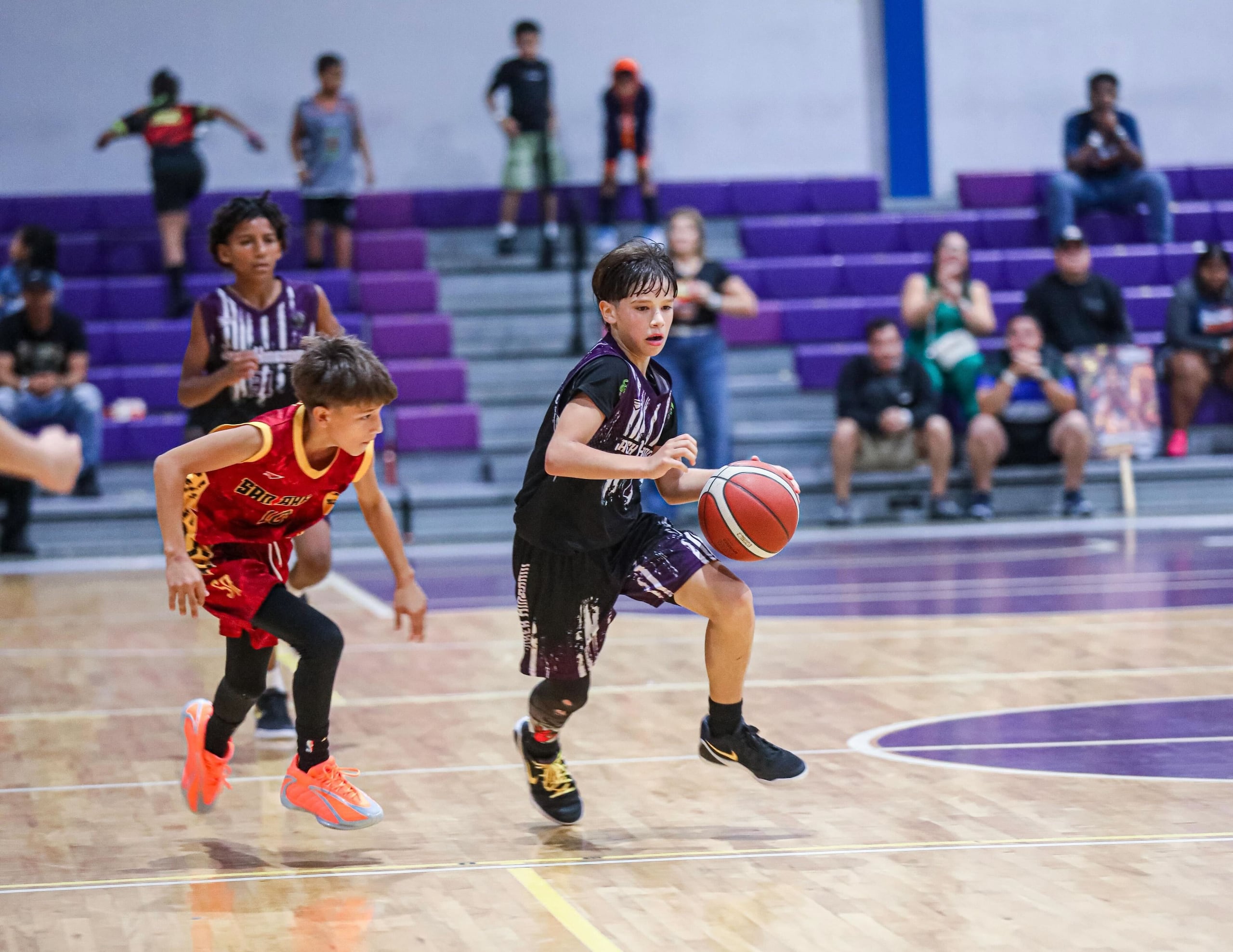 Juan Cardona, hijo, controla el balón en un partido de la categoría mini del Top Ranked Buzzer Beater.
