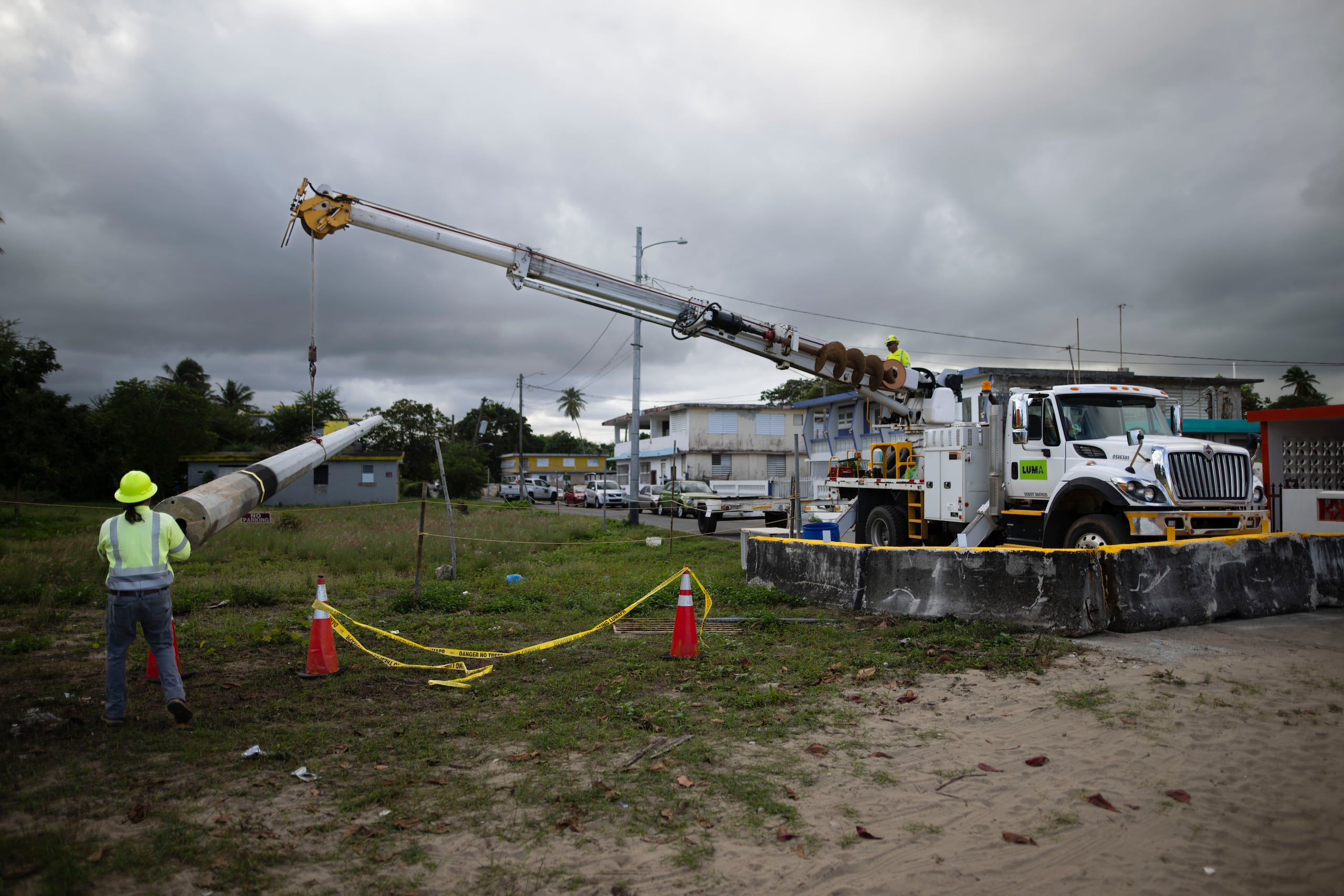 Empleados de LUMA realizan cambio de un poste en Loíza. FOTO POR: Carlos Rivera Giusti/GFR Media