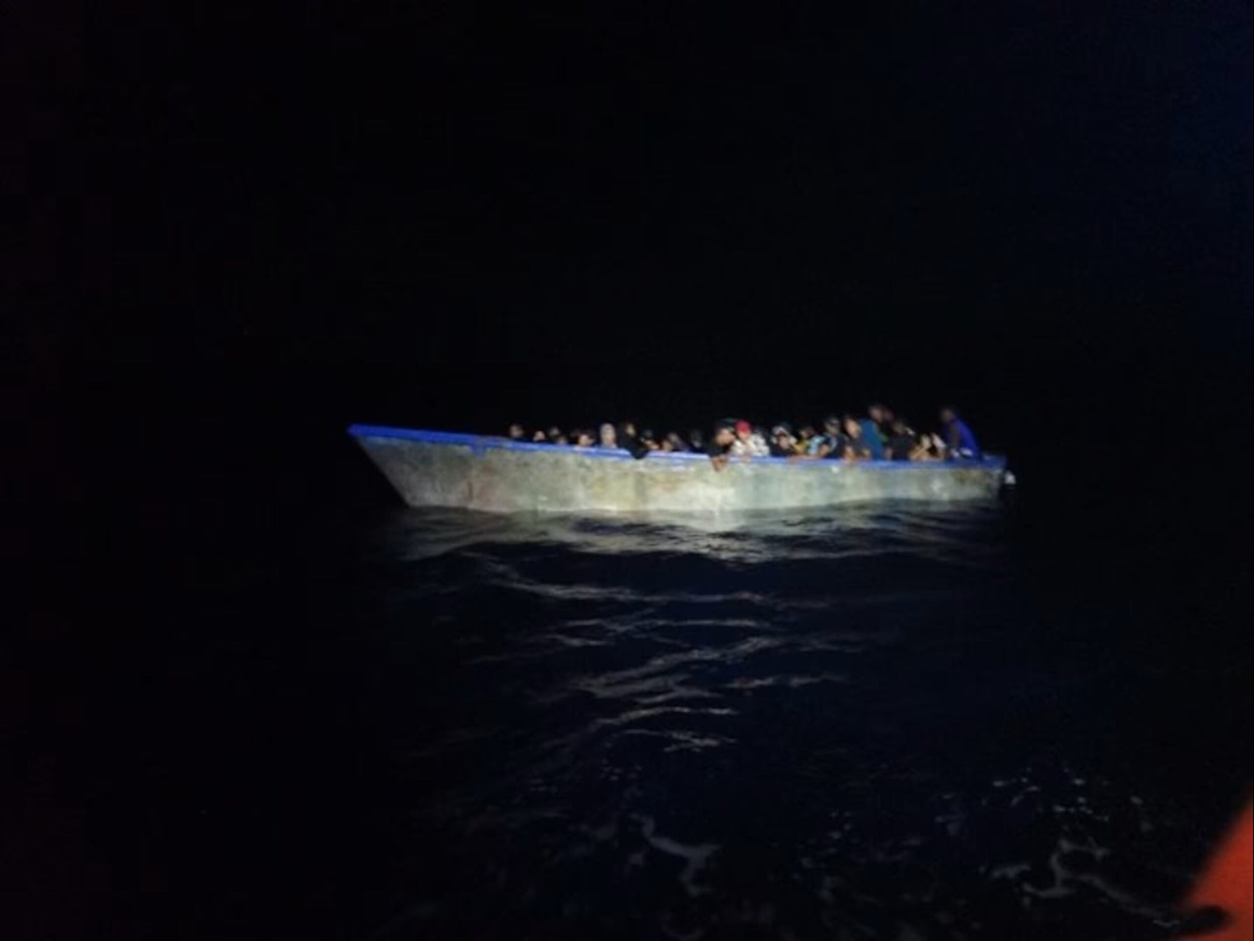 La embarcación estaba “extremadamente” sobrecargada, dijo la Guardia Costera.