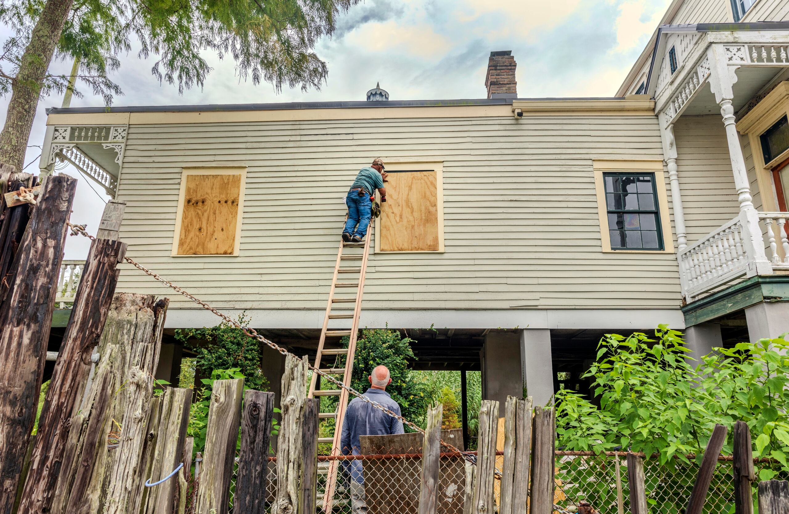 Un hombre tapia las ventanas de una vivienda histórica antes de que llegue el huracán Francine, el lunes 9 de septiembre de 2024, en Lafitte, Luisiana. (Chris Granger/The Times-Picayune/The New Orleans Advocate vía AP)
