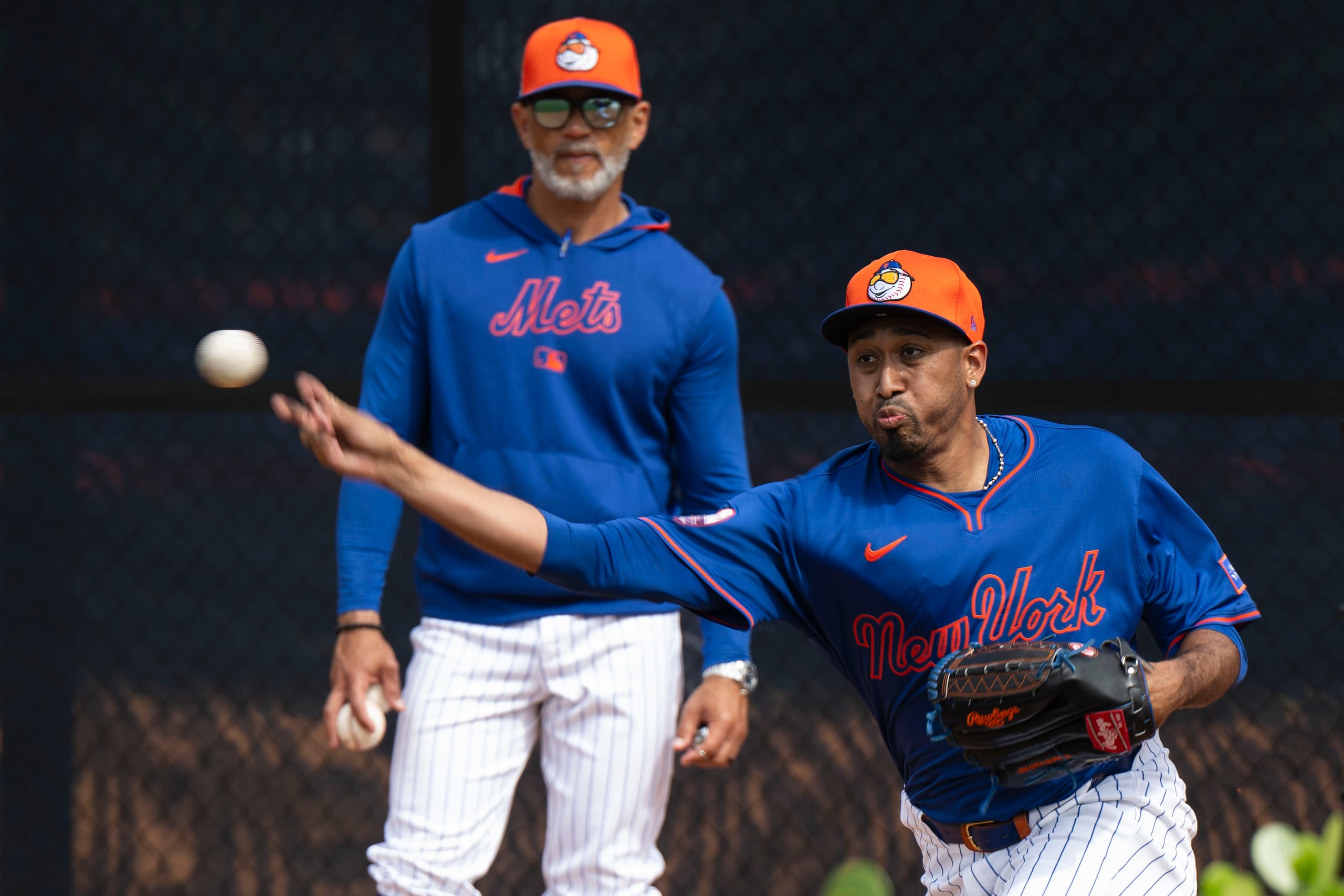 Cheo Rosado, al fondo observando a Edwin Díaz, será el nuevo coach de lanzadores de Puerto Rico. Rosado actualmente es bullpen coach de los Mets.