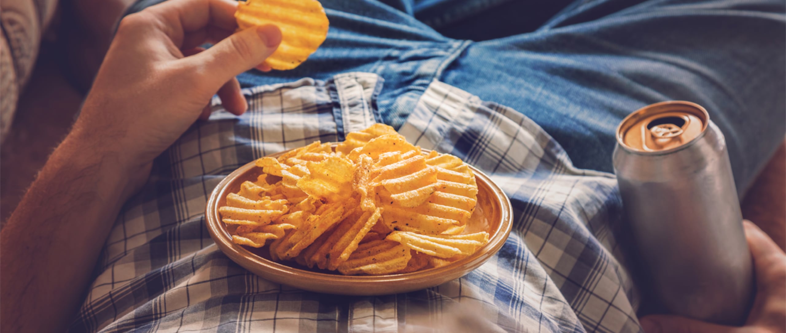 Si la carencia de descanso se mantiene, aumenta el riesgo de obesidad por el consumo desmedido de comida chatarra. (Shutterstock)