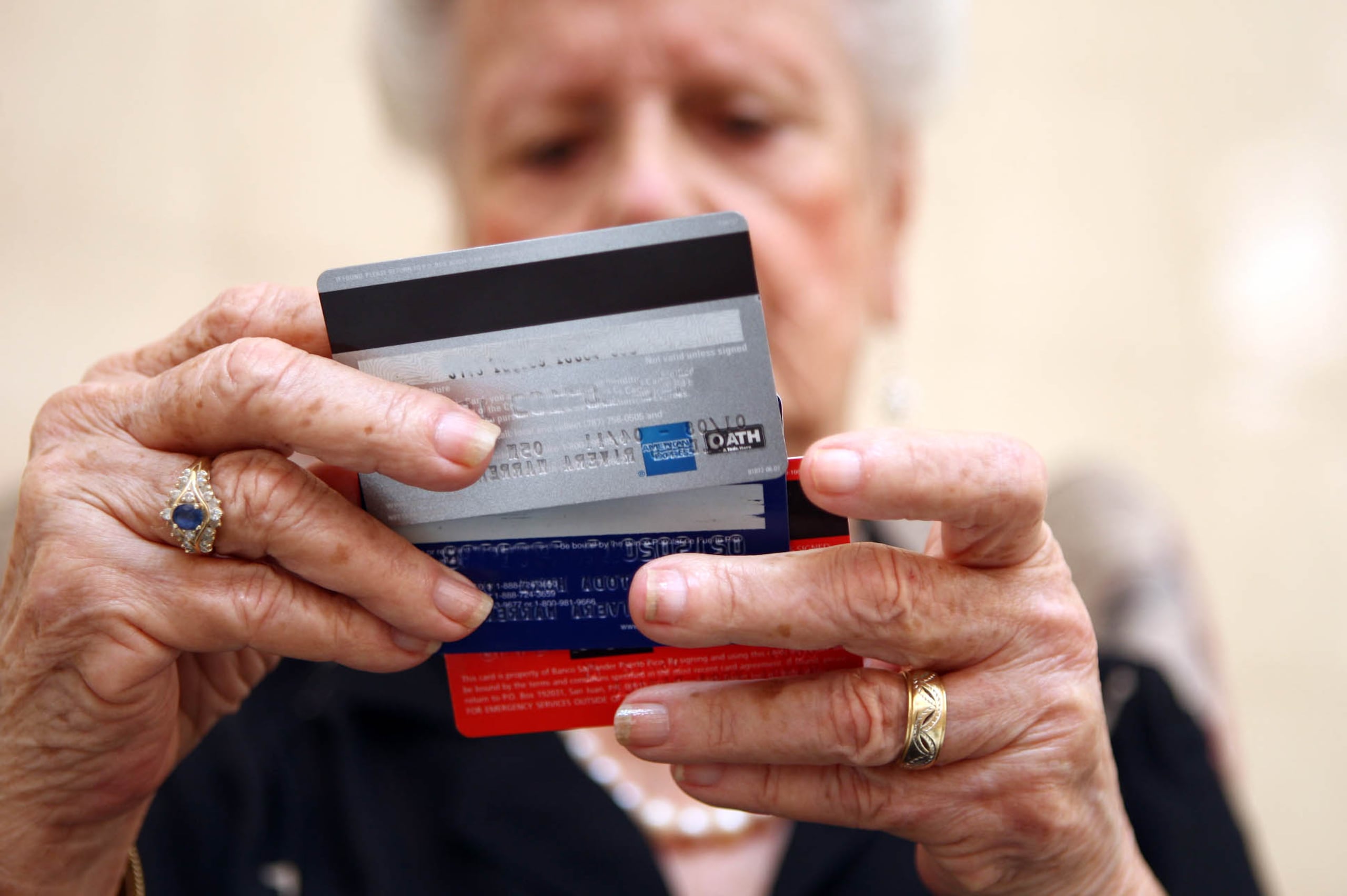 Las autoridades advirtieron que ningún banco realiza este tipo de llamadas, visitas ni mucho menos solicita su información personal.