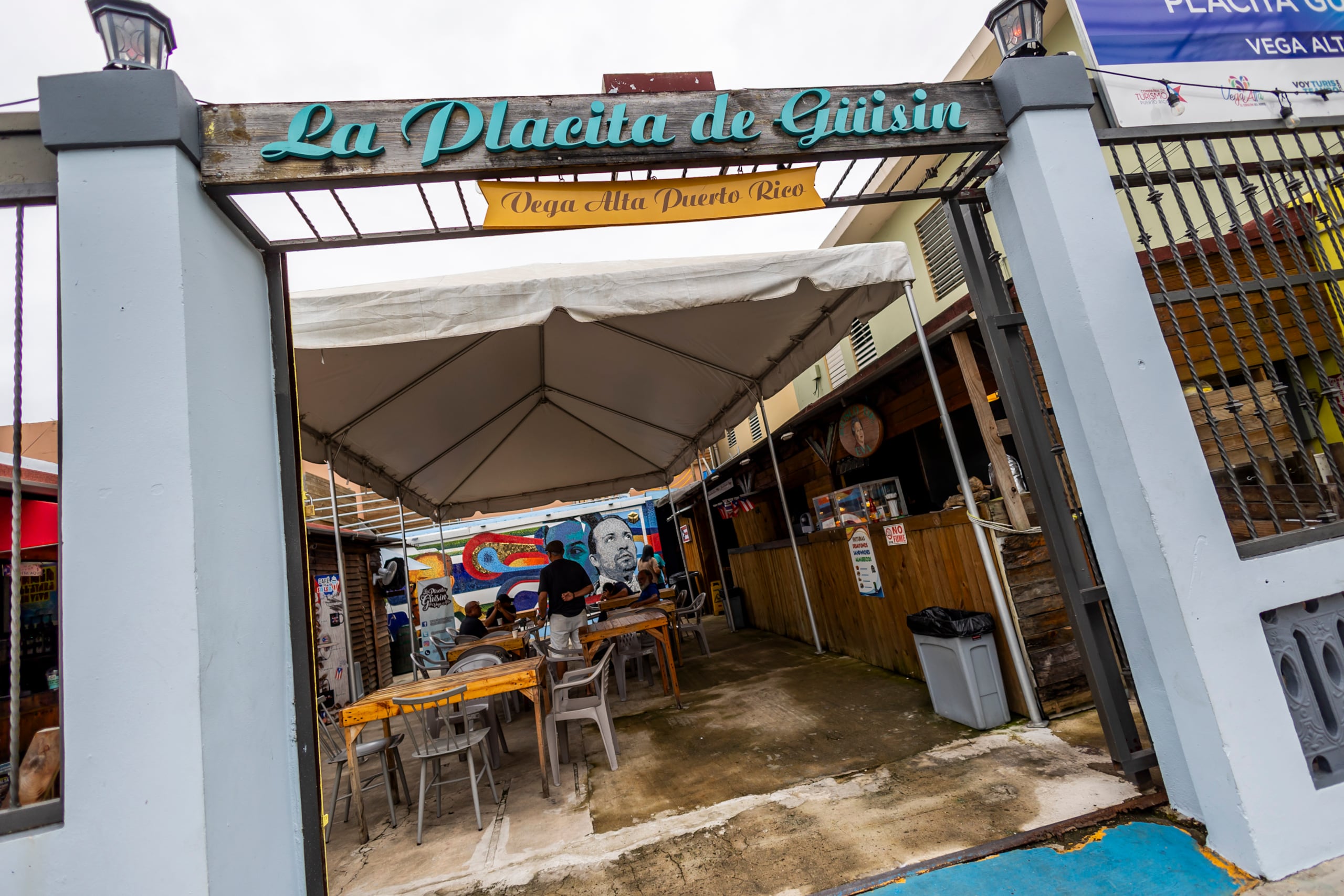 El colorido espacio es un homenaje al fenecido líder comunitario Luis Antonio ‘Güisin’ Miranda, abuelo del dramaturgo y actor boricua Lin-Manuel Miranda.