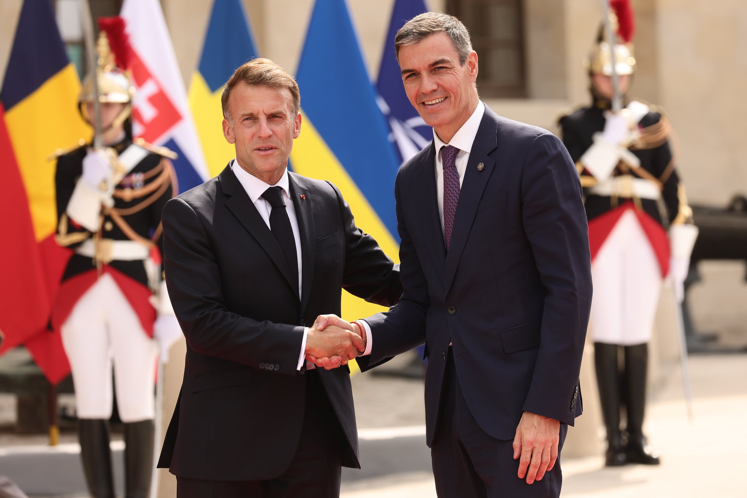 El presidente francés Emmanuel Macron (i) saluda al presidente del Gobierno español, Pedro Sánchez (d), antes del inicio de la cumbre de la Coalición de los Voluntarios este lunes en París, Francia. EFE/EPA/TERESA SUAREZ / POOL